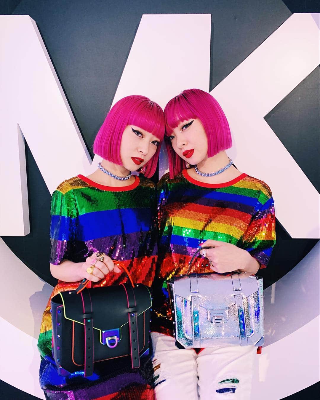 のインスタグラム：「@michaelkors 🌹🌈 2人でレインボー👭  #MICHAELKORS」