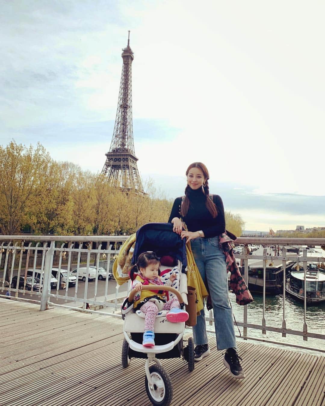 PINKYのインスタグラム：「Beautiful Paris🌼🌿 . お天気に恵まれて、気持ちの良いセーヌ川沿いをお散歩🌊🌞✨ . @viviennewestwood のコートは暑くなったらバックパックの様に背負っても可愛いので、とても便利🧥💗 . エッフェル塔やノートルダム寺院などを巡っていたら、気づいたら昼から夕方くらいになっていました😳👣💫 . ロンドンもバルセロナもパリも、素敵で面白い街は歩くのが本当に楽しい🌈🎶 ・・・ ・・・ #love #happy #family #babygirl  #momlife #mamalife #husbandandwife #parentslife #paris #effeltower #seineriver #パリ散歩」