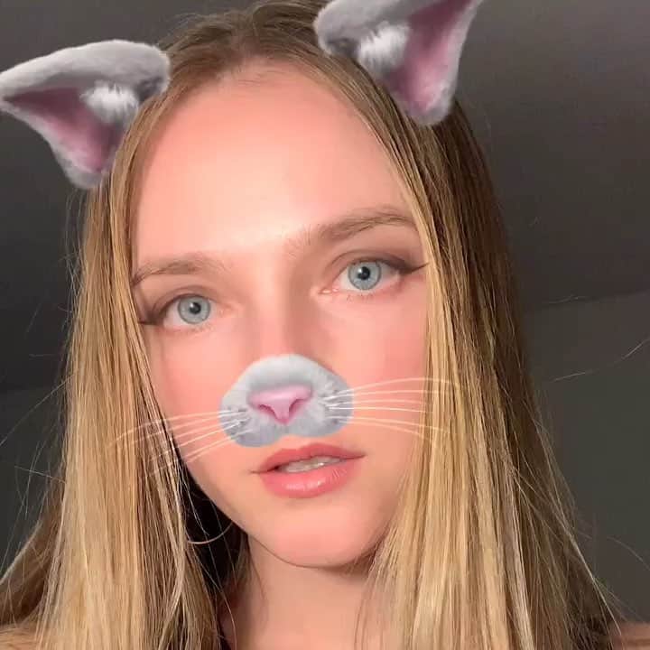 ヴラダ・ロスリャコヴァのインスタグラム：「13 апреля в 15:00, 15 east 97th street. New York 👩‍🏫 Если у вас есть знакомые иностранцы, которые изучают премудрости и открывают тайны русского языка, смело приводите их на TruD: можно написать как сам Тотальный диктант, так  и ТruD!  Регистрируйтесь на сайте и выбирайте удобную вам площадку. @totaldict.ru  Я буду без кошачьего костюма 🤓」