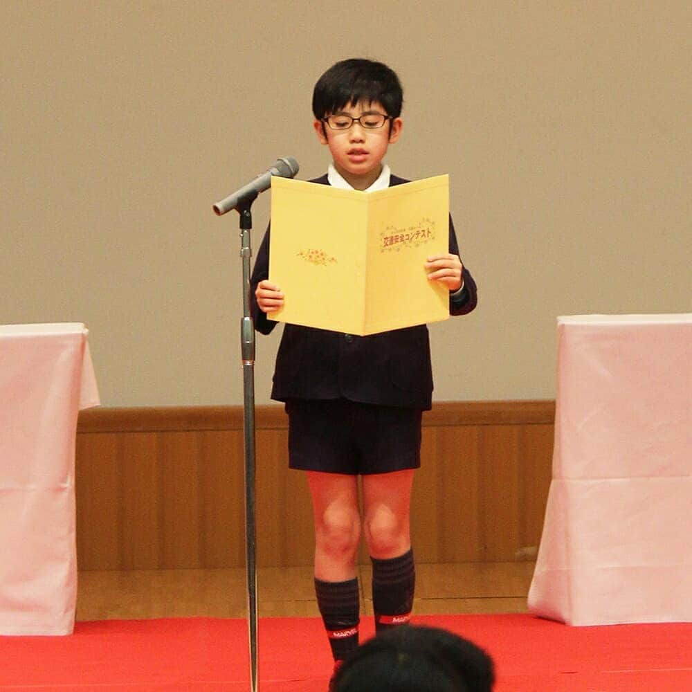 大阪府警察さんのインスタグラム写真 - (大阪府警察Instagram)「第17回「みんなの約束・交通ルール！交通安全コンテスト」は冬休み期間中に「交通安全に関する目標に対する取組を通じて感じたこと」をテーマに実施し、大阪府内の小学校から16,316点もの応募がありました。応募作文を選考した結果、21名が入賞し、大阪府警察本部において表彰式が行われました。  #大阪府警察公式#大阪府警察#交通事故防止#交通安全教育#交通安全#大阪府警察本部#表彰式# 入賞#小学生作文#低学年#中学年#高学年#それぞれの思い#熱い気持ち#交通安全コンテスト」4月12日 15時47分 - fukei_koho