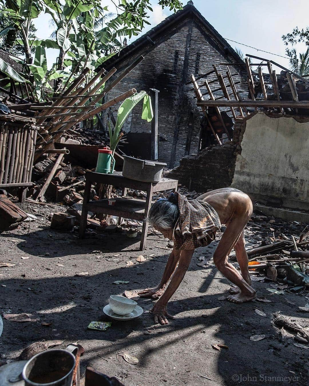 ジョン・スタンメイヤーさんのインスタグラム写真 - (ジョン・スタンメイヤーInstagram)「Swipe - Photo 1: One thing you learn in the work I do...in every war, nearly every famine, every form of oppression, there is someone to blame. ⠀⠀⠀⠀⠀⠀⠀⠀ When witnessing the aftereffect of tsunamis, hurricanes, earthquakes or here, in the madness of the Yogjakarta earthquake in 2006 while on a story for Time magazine, whenever I spoke with people within all this heaviness, after saying they were doing the best they can, thankful they survived, their next response was almost universal, “Who am I to blame, God?” ⠀⠀⠀⠀⠀⠀⠀⠀ Our earth is alive. It gives, and it takes. ⠀⠀⠀⠀⠀⠀⠀⠀ In these times of rapid abuse to our planet, pollution and waste, increasing hatred and rhetoric, our dire need for peace, balance and dare we hope, kindness, a reminder of this truth - our earth doesn’t need us. - Photo 2 & 3: An elderly woman wearing the only clothing she had left, crawls in front of her destroyed home after a major earthquake struck Central Java, Indonesia on May 27, 2006, killing more than 5,700 people, tens of thousands injured and causing over $3 billion dollars in damage to a part of the country already dealing with issues such as poverty and weak infrastructure. ⠀⠀⠀⠀⠀⠀⠀⠀ Before heading to Brazil on a new project with @rippleeffectimages, I am published a series of self portraits with background insight from various assignments over the years with National Geographic, Time magazine and other publications. - @viiphoto #indonesia #yogjakarta #earthquake #destruction #selfportrait #selfie #rareselfie #fromtheotherside」4月12日 14時13分 - johnstanmeyer