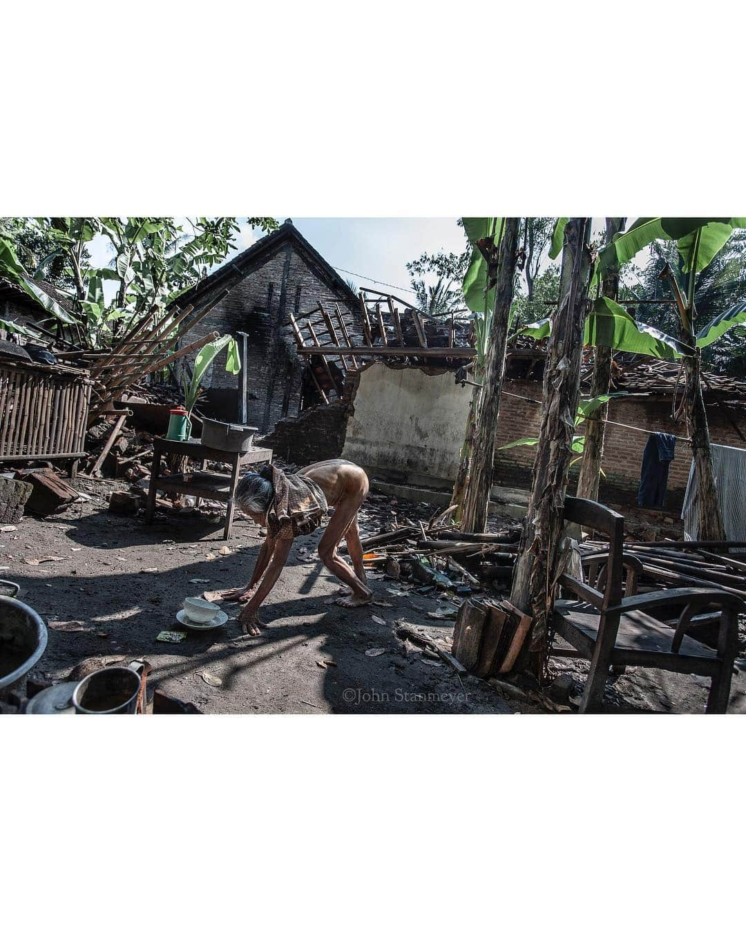 ジョン・スタンメイヤーさんのインスタグラム写真 - (ジョン・スタンメイヤーInstagram)「Swipe - Photo 1: One thing you learn in the work I do...in every war, nearly every famine, every form of oppression, there is someone to blame. ⠀⠀⠀⠀⠀⠀⠀⠀ When witnessing the aftereffect of tsunamis, hurricanes, earthquakes or here, in the madness of the Yogjakarta earthquake in 2006 while on a story for Time magazine, whenever I spoke with people within all this heaviness, after saying they were doing the best they can, thankful they survived, their next response was almost universal, “Who am I to blame, God?” ⠀⠀⠀⠀⠀⠀⠀⠀ Our earth is alive. It gives, and it takes. ⠀⠀⠀⠀⠀⠀⠀⠀ In these times of rapid abuse to our planet, pollution and waste, increasing hatred and rhetoric, our dire need for peace, balance and dare we hope, kindness, a reminder of this truth - our earth doesn’t need us. - Photo 2 & 3: An elderly woman wearing the only clothing she had left, crawls in front of her destroyed home after a major earthquake struck Central Java, Indonesia on May 27, 2006, killing more than 5,700 people, tens of thousands injured and causing over $3 billion dollars in damage to a part of the country already dealing with issues such as poverty and weak infrastructure. ⠀⠀⠀⠀⠀⠀⠀⠀ Before heading to Brazil on a new project with @rippleeffectimages, I am published a series of self portraits with background insight from various assignments over the years with National Geographic, Time magazine and other publications. - @viiphoto #indonesia #yogjakarta #earthquake #destruction #selfportrait #selfie #rareselfie #fromtheotherside」4月12日 14時13分 - johnstanmeyer