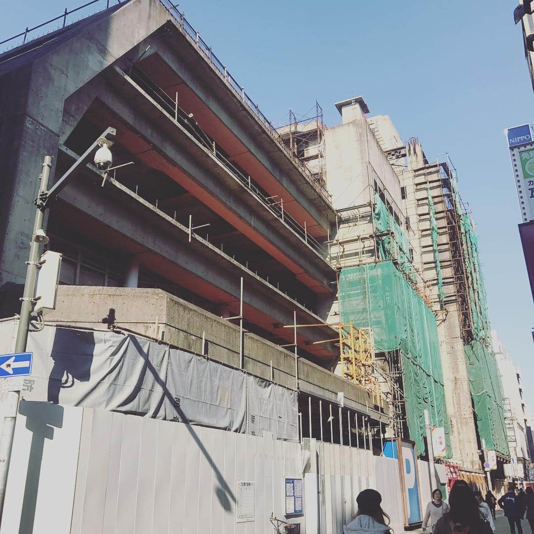 下野佐和子さんのインスタグラム写真 - (下野佐和子Instagram)「大阪の街はドンドン....と言うか、バンバン宿泊施設なんかが建って行ってて、建設ラッシュですね🏙🌆あのほぼ廃墟駐車場も、手をつける日が来るなんて思ってなかったな〜😳何ができるのかしら？ SHIDAX GOLD🎤✨も、STANDARD BOOK STORE📚も無くなっちゃった。気に入ってる場所や思い出の場所が無くなるのは、寂しいですね💦 #大阪 #ミナミ #シダックスゴールド宗右衛門町 #standardbookstore #宗右衛門町パーキング #ほぼ廃墟 #元ダンスホール #変わりゆく街並み #2019 元の形が無くなって、忘れちゃうって寂しいよね〜🙇‍♀️💦」4月12日 14時17分 - osawadon_sawako