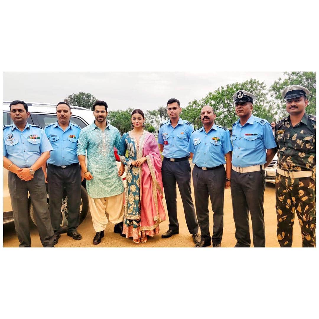 Varun Dhawanさんのインスタグラム写真 - (Varun DhawanInstagram)「जालंधर सत श्री अकाल. Was amazing to be greeted by our airforce when we landed. #india」4月12日 14時21分 - varundvn