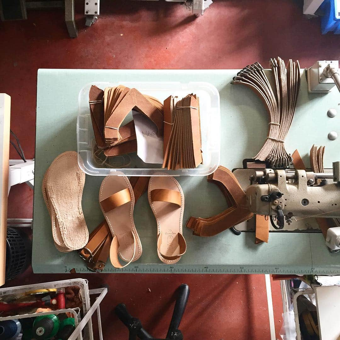 ラボッテガーディアンさんのインスタグラム写真 - (ラボッテガーディアンInstagram)「Work in progress Nos mains pour vos pieds  #labottegardiane #atelier #fabricationfrancaise #shoemaker #frenchheritage #savoirfaire #artisanat #artisanatfrancais #camargue #aiguesvives #occitanie #provence #gard #myprovence #nimes #arles #montpellier #visitoccitanie ;)」4月12日 14時22分 - labottegardiane