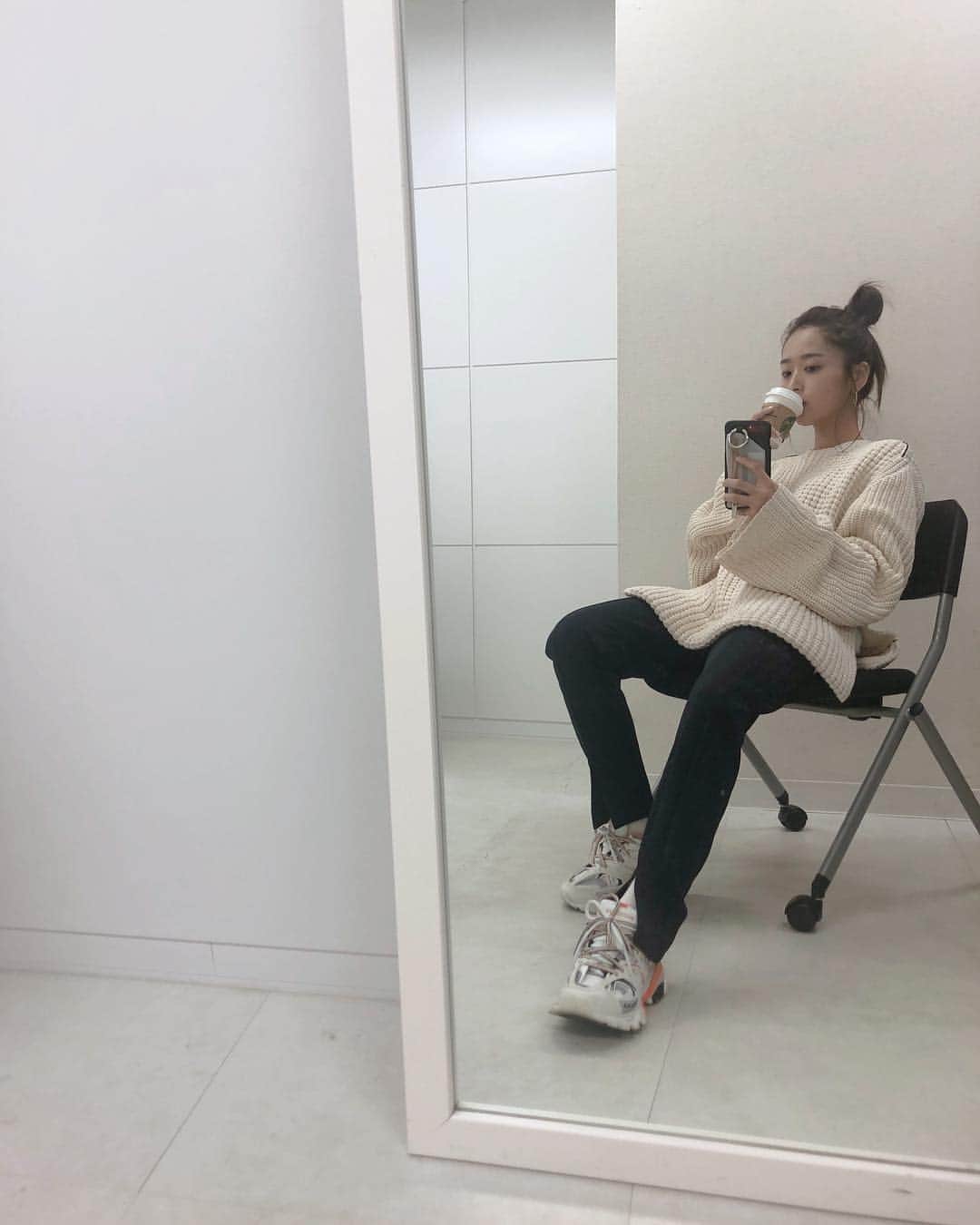 近藤千尋のインスタグラム：「一旦休憩びよーん☕️ 一日ミーティングなので お団子ちゃん❤️ 寒いからニットを引っ張り出して… 早く暖かくなって〜😭✨✨ さて、私はなにを飲んでいるでしょう。笑 in事務所😍 #エイジアプロモーション」