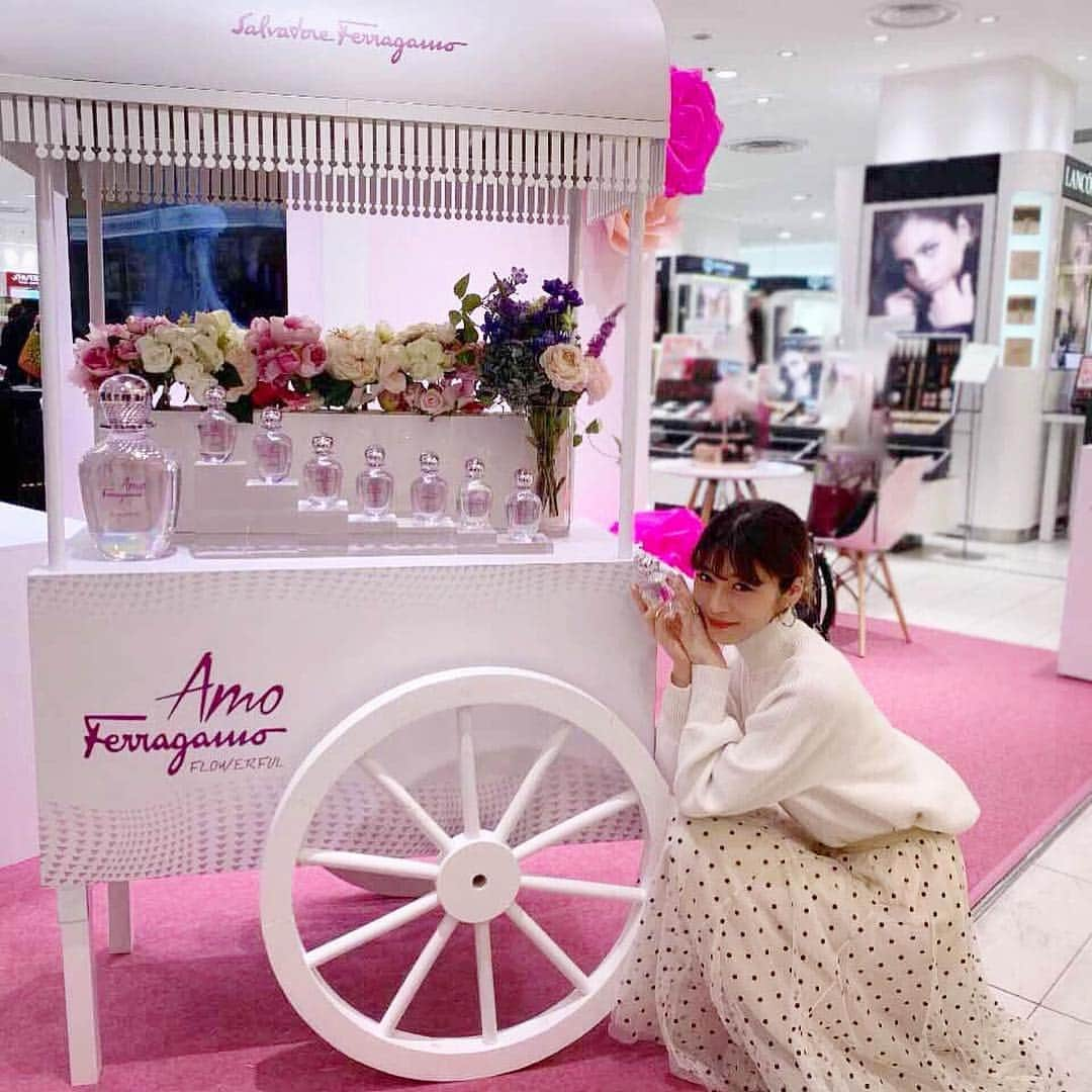 島袋聖南さんのインスタグラム写真 - (島袋聖南Instagram)「アモ フェラガモ フラワーフルの華やかでフェミニンな香りが大好き☺️🎀 ポップアップにも遊びに行ってきたよ💗 4月10日～4月16日にて松屋銀座 1階プロモーションスペースで開催中 みんなも遊びに行ってみてね🙌✨ @ferragamo  #AmoFerragamo #FerragamoParfums　#cosmopolitanpromotion」4月12日 14時26分 - seina4444