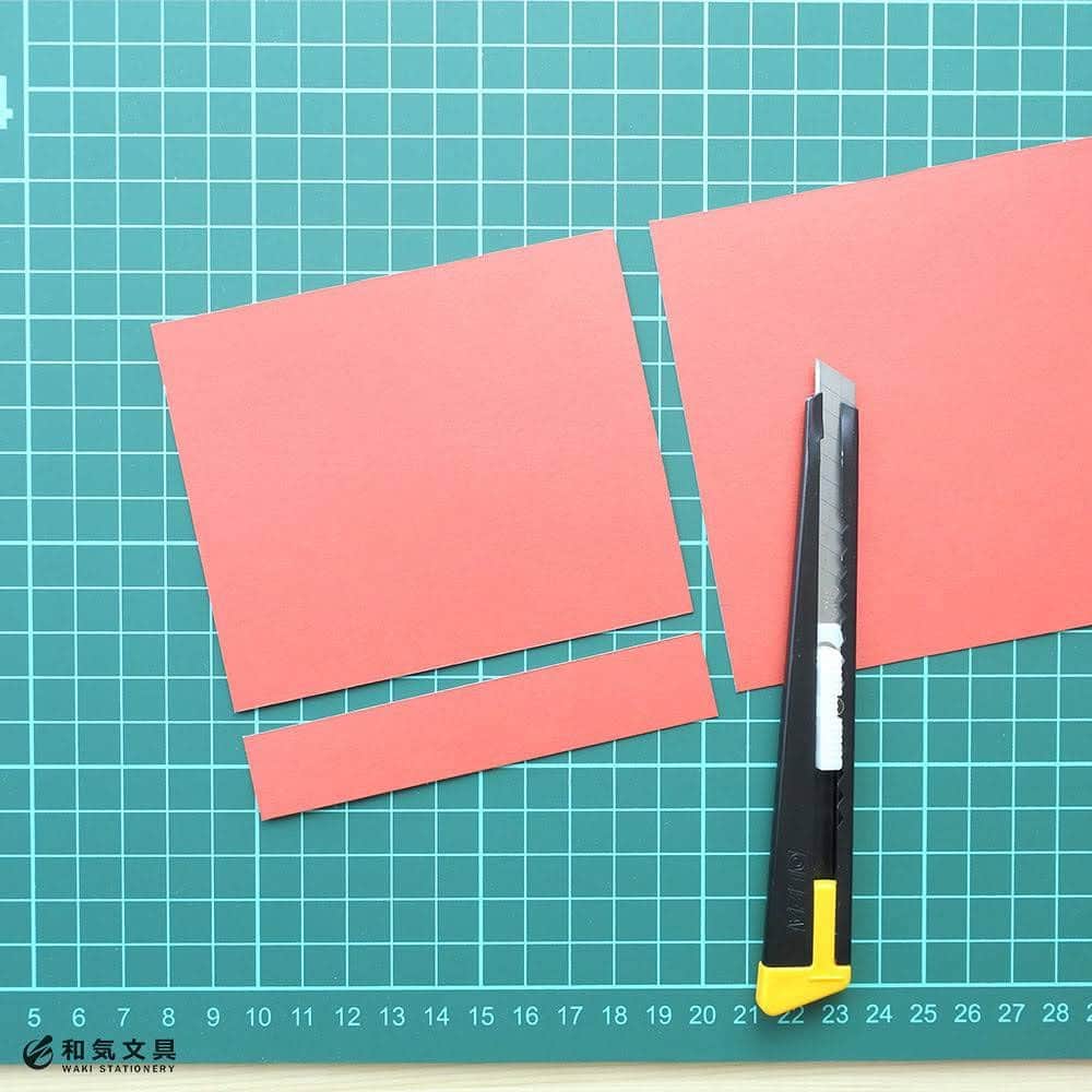 文房具の和気文具さんのインスタグラム写真 - (文房具の和気文具Instagram)「今回は厚紙を切って手帳テンプレを作り、週間手帳を書いてみました。 ・ 余っていた赤い厚紙をカッターで切って作りました。細かい部分の切り抜きはとっても大変でした～(^_^;) ・ こんな感じの手帳がとーーーーっても簡単に書ける手帳テンプレートが作れて良かったです♪商品化しちゃおうかしら(^^) 今回はMDノートの新書サイズにぴったりのを作ったのですが、みなさんならどんなサイズがお好みですか？？？ぜひ教えてくださいね。 ・ 詳しい作り方や使い方などはウェブマガジンに掲載しています。ご興味ございましたらプロフィール欄のURLからぜひどうぞ。 → @wakibungu ・ ぜひ手作り手帳テンプレートお試しくださいませ♪ ・ #手帳 #日記 #ノート #バレットジャーナル #手帳テンプレート #ステンシル  #文房具 #文具 #diary #journal #notebook #bulletjournal #stationery #和気文具」4月12日 14時32分 - wakibungu