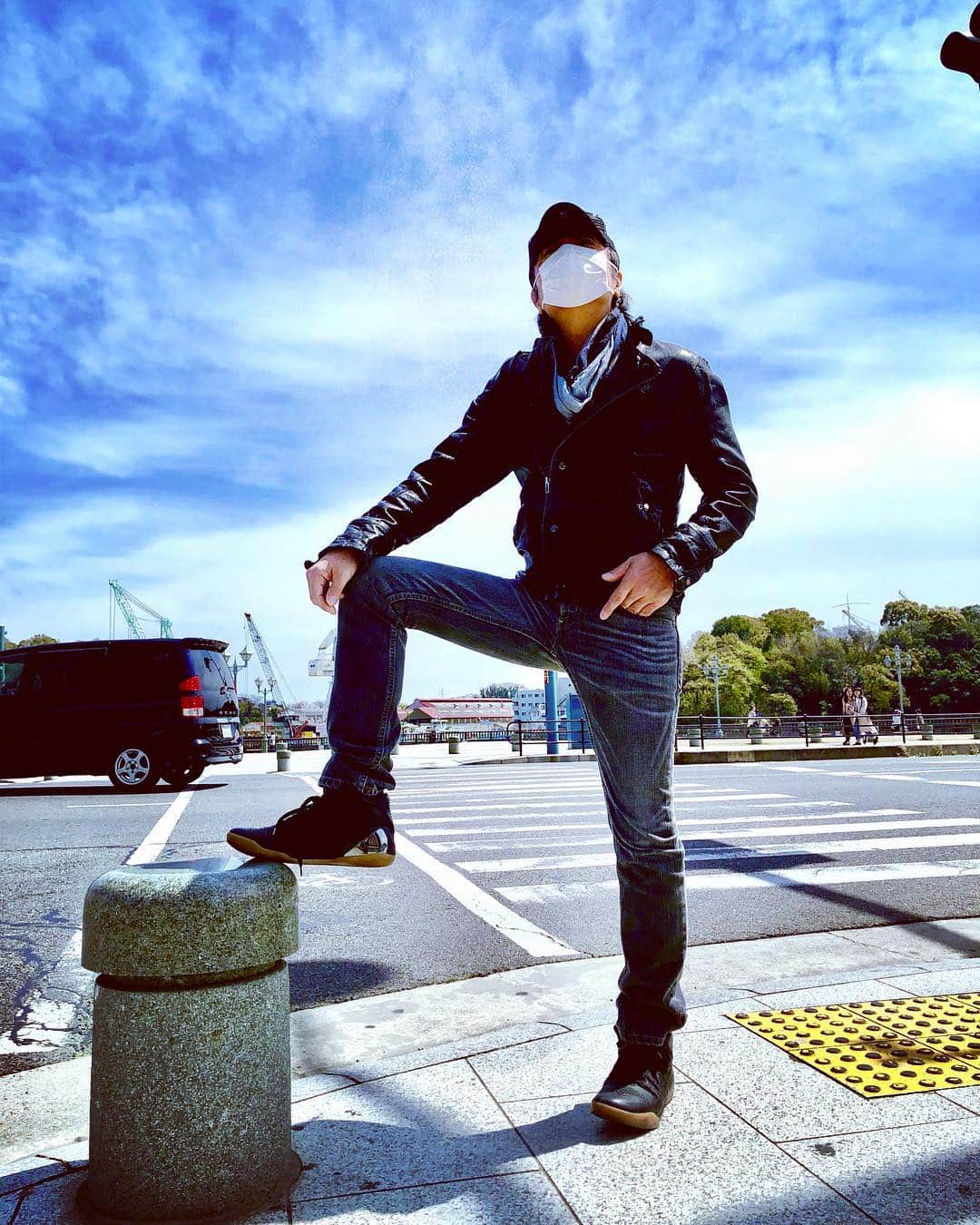 世良公則さんのインスタグラム写真 - (世良公則Instagram)「#世良公則 #masanorisera #japanesemusician #japaneseartist #onomichi #尾道 #港 #男  The man with a mask standing in the harbor.」4月12日 14時35分 - masanorisera