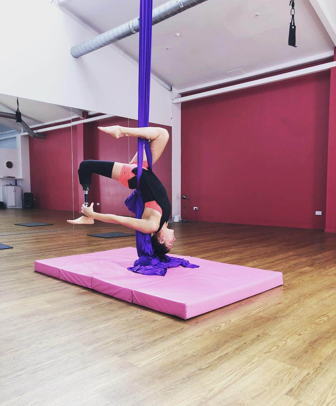 Sophie Pascoeさんのインスタグラム写真 - (Sophie PascoeInstagram)「Silk is my new best friend! 💜  #aerialsilks #training #crosstraining #roadtotokyo #nikeathlete」4月12日 14時46分 - sophpascoe1