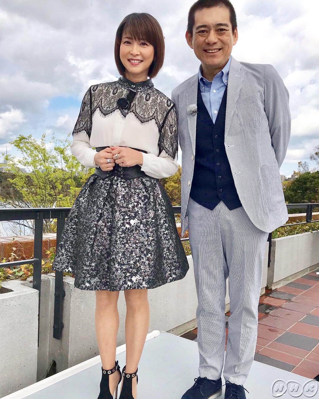 あさイチさんのインスタグラム写真 - (あさイチInstagram)「美脚の森高千里さん！変わらぬ美しさとプロポーション。。華丸さん、夢叶って気分爽快！🍻 #森高千里 さん #美脚 #ミニスカート #華丸さん念願のツーショット #博多華丸 さん #あさイチ #nhk #8時15分から」4月12日 14時39分 - nhk_asaichi