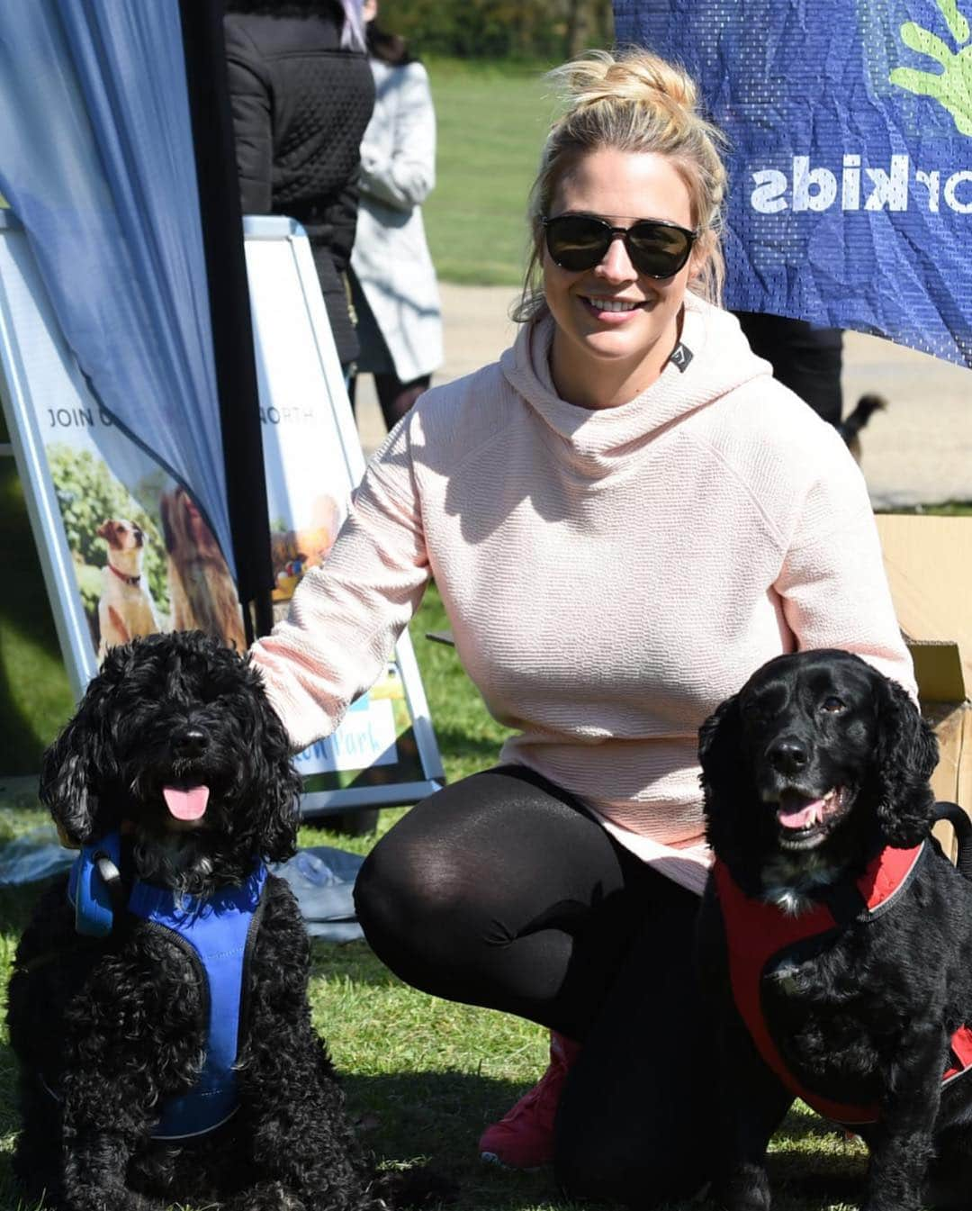 ジェマ・アトキンソンさんのインスタグラム写真 - (ジェマ・アトキンソンInstagram)「Thank you SO much to everyone who showed up for our dog walk yesterday for @hitscashforkids Was lovely meeting you all (more so all of your dogs) 😉😂 Thank you to @regattadogs for sponsoring the event and of course to Norman & Ollie for being just wonderful @hitsradiouk」4月12日 14時39分 - glouiseatkinson