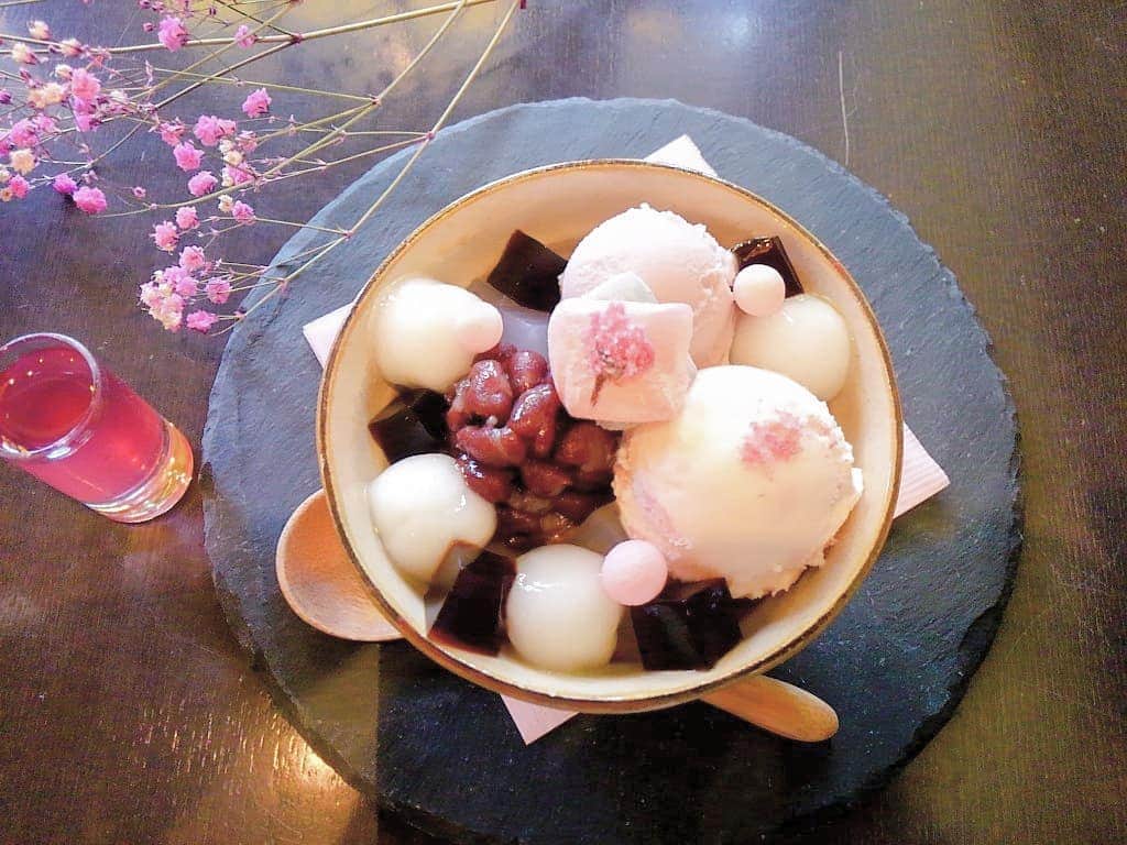 おいもカフェ金糸雀のインスタグラム：「. 桜アイスが優しい甘さの『おいも鎌倉桜あんみつ』。 春らしい桃色のおいりをトッピングした映えなあんみつです♪ 4月中旬頃までの期間限定です(^^) . #おいもカフェ金糸雀 #おいもカフェ #鎌倉 #小町通り#湘南 #カフェ #和カフェ #鎌倉カフェ #湘南カフェ #神奈川カフェ #鎌倉スイーツ #鎌倉グルメ #あんみつ #スイーツ #あんこ #アイス #さくら #桜 #桜あんみつ #桜スイーツ #春スイーツ #桜アイス #かわいい #カフェ巡り #スイーツ巡り #おいり #お花見 #ピンク #kamakura #가마쿠라 . 《おいもカフェ金糸雀》 営業時間：10:00-18:00(L.O.17:30) 定休日：水曜日 248-0006 神奈川県鎌倉市小町2-10-10 小町TIビル1F TEL：0467-22-4908」
