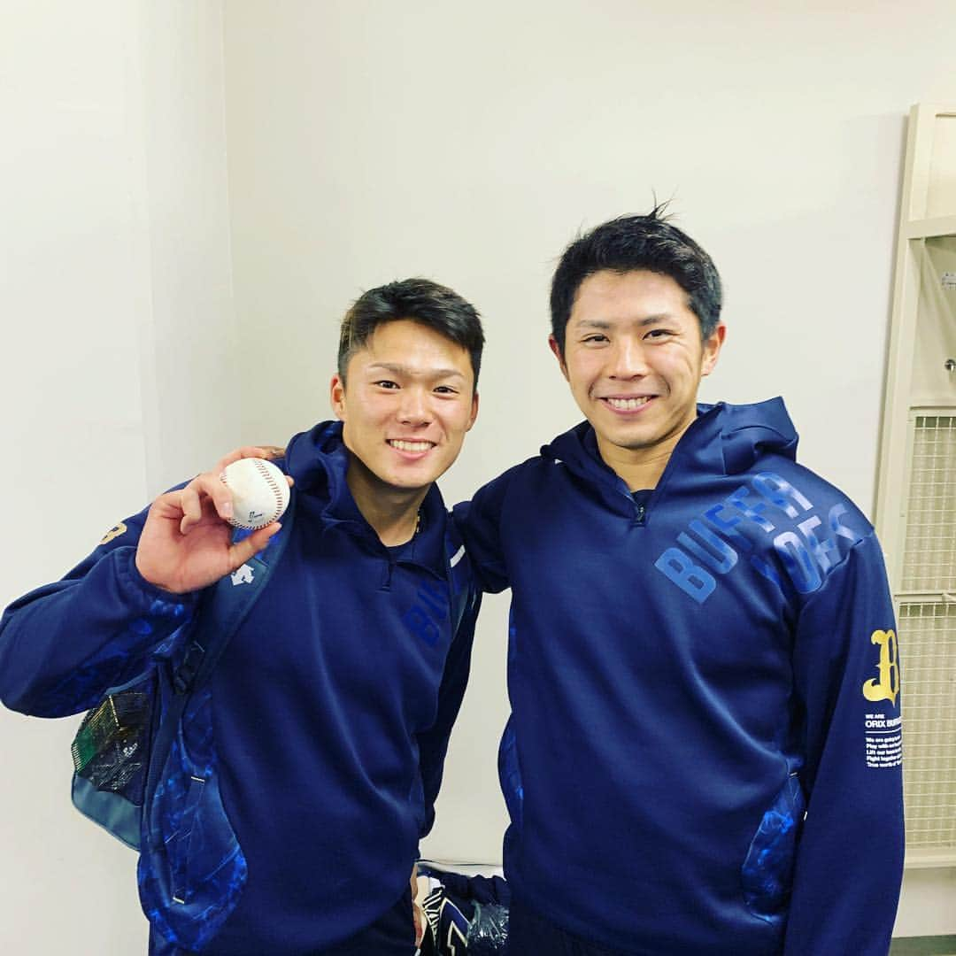 山本由伸さんのインスタグラム写真 - (山本由伸Instagram)「今シーズン1勝目⭐️ とりあえず1勝できて良かったです^_^ まったかさん駿太さんナイスバッティング ありがとうございます🙇‍♂️ レフトスタンドからの応援もめちゃ聞こえてました🙇‍♂️ 感謝しています🙇‍♂️ 今日は山岡さん😻 #1勝目 #オリックスバファローズ #吉田正尚 #若月健矢#後藤駿太 #榊原翼#山岡泰輔」4月12日 14時42分 - yoshinobu__yamamoto