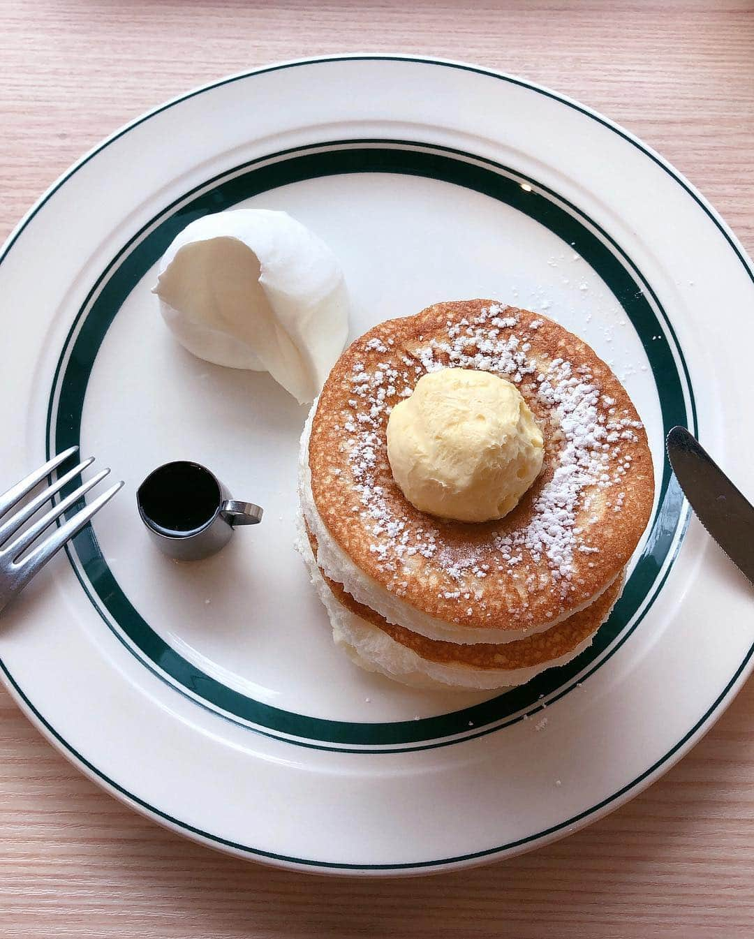 mimiさんのインスタグラム写真 - (mimiInstagram)「桜を見ながら ふわふわのパンケーキを食す🥞💕 この日は歯医者１１時に終わって ランチしようと ここに来たら 桜を見に来た人が多くて １１時なのに どこのお店も並んでたよ😳 私も一人でパンケーキ食べたくて並びました🤣🤣 ふわふわ系のパンケーキ食べたの何気に始めて😍💕 美味しかった🤤 やっぱりパンケーキ永遠に好き🥺 ・ #gram #グラム #グラムパンケーキ #プレミアムパンケーキ #数量限定 #20食限定 #20食限定パンケーキ #桜の見えるカフェ #カフェ巡り #だいたいカフェにいる #ふわふわパンケーキ #パンケーキ好き #甘党女子 #スイーツ女子 #お花見 #桜鑑賞 #お一人様 #お一人様女子 #パンケーキ食べたい」4月12日 14時44分 - chan.mi3