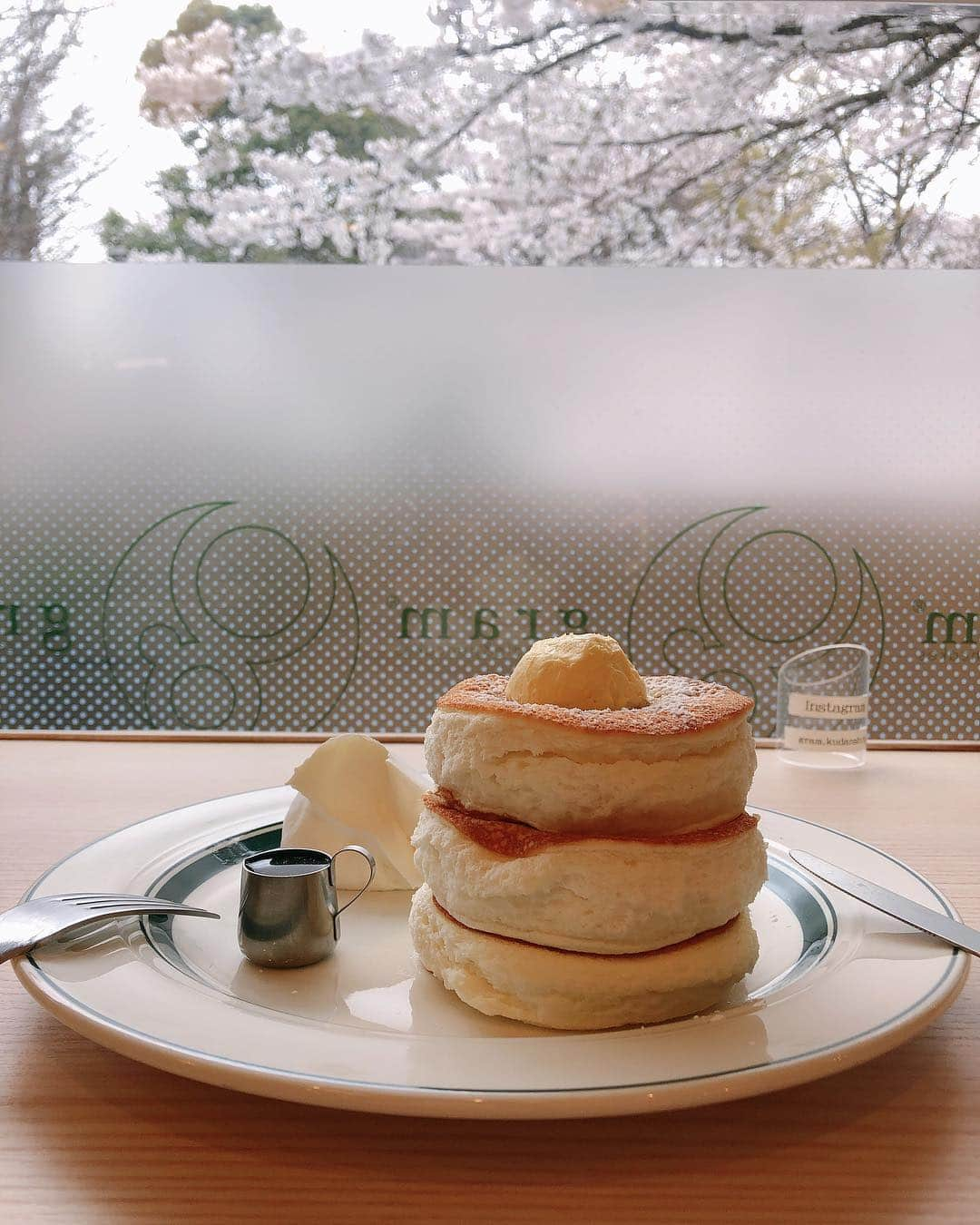 mimiさんのインスタグラム写真 - (mimiInstagram)「桜を見ながら ふわふわのパンケーキを食す🥞💕 この日は歯医者１１時に終わって ランチしようと ここに来たら 桜を見に来た人が多くて １１時なのに どこのお店も並んでたよ😳 私も一人でパンケーキ食べたくて並びました🤣🤣 ふわふわ系のパンケーキ食べたの何気に始めて😍💕 美味しかった🤤 やっぱりパンケーキ永遠に好き🥺 ・ #gram #グラム #グラムパンケーキ #プレミアムパンケーキ #数量限定 #20食限定 #20食限定パンケーキ #桜の見えるカフェ #カフェ巡り #だいたいカフェにいる #ふわふわパンケーキ #パンケーキ好き #甘党女子 #スイーツ女子 #お花見 #桜鑑賞 #お一人様 #お一人様女子 #パンケーキ食べたい」4月12日 14時44分 - chan.mi3