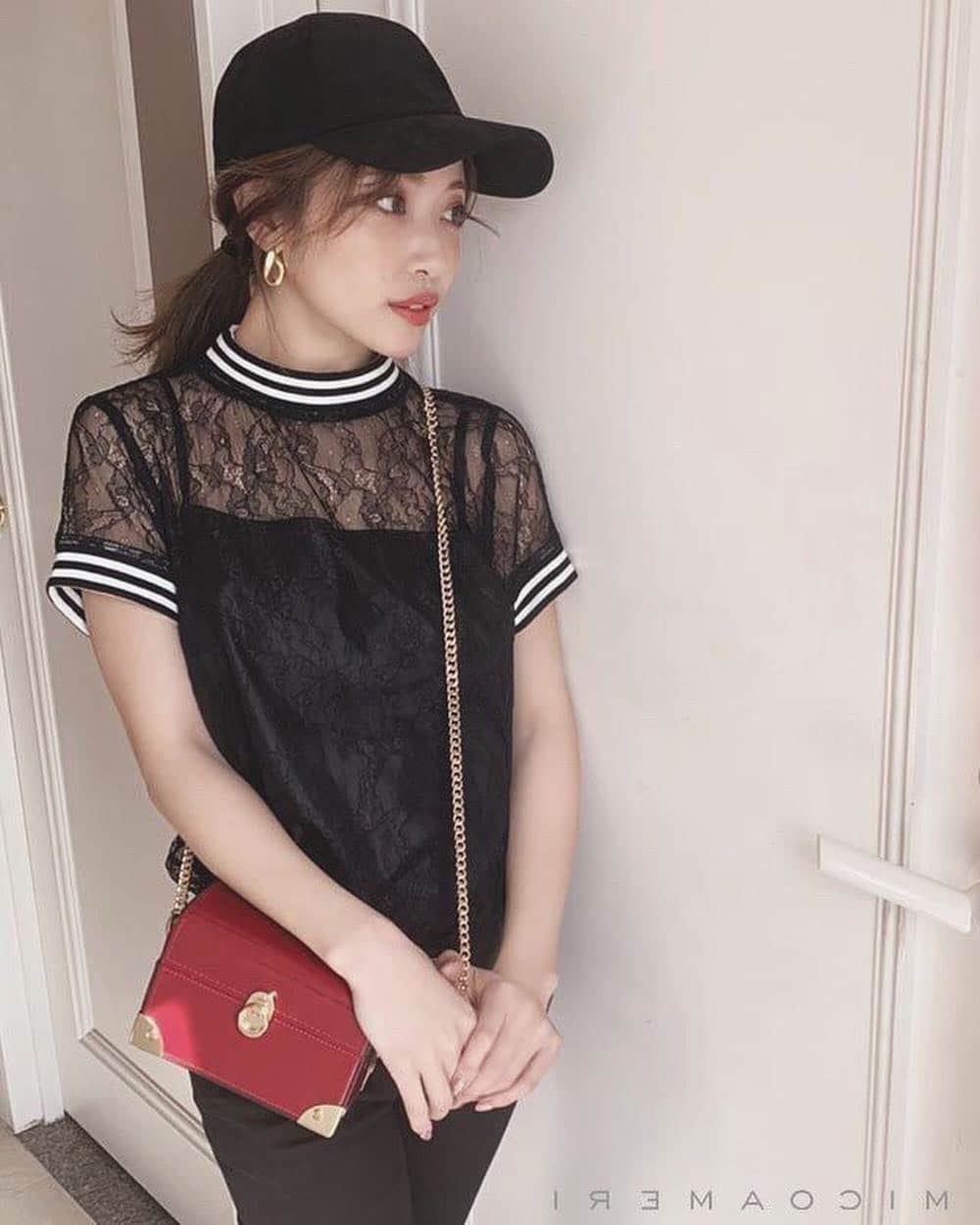 のインスタグラム：「カタログ撮影の時から大人気のこちらのアイテム…本日発売です✨  レースTopsは一枚あるといろんなシーンにも使えるし便利！ カジュアルにもドレッシーにも合わせやすいので何だかんだ毎年買ってしまう🥺💕 ラインが付いてるのもスポーツミックスで今っぽい✨インナー付きで、カラバリはブラックとホワイトです😉  レースの素材も華奢で綺麗なものを選んでいるので子供っぽくはならないはず✨✨ @micoameriofficial  #micoameri #fashion #ootd #カタログ #発売 #チェック #レーストップス #スポーツミックス」