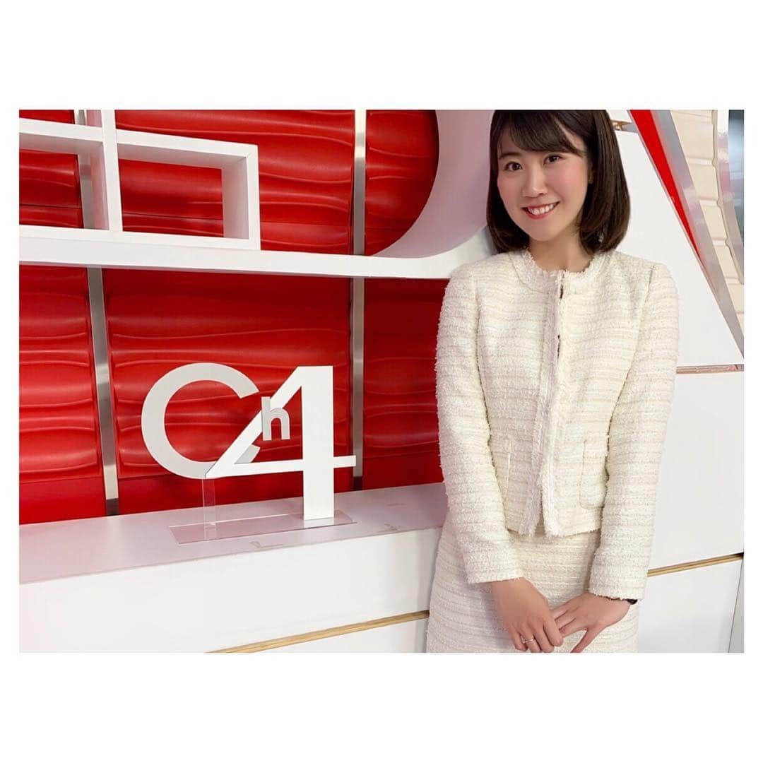 西木恵美里のインスタグラム：「南海放送を退社しました。  きちんとしたご報告が遅くなってしまい、申し訳ありません。 みなさま、たくさんのコメントやメッセージをありがとうございます。  まずは、4年間、時には厳しく、そして優しくあたたかく見守ってくださった視聴者、リスナーのみなさま本当にありがとうございました。みなさんの言葉で喜んだり、時々落ち込んだり（笑）沢山の色のある生活を送ることができました。 そして取材先で、街中で出会ってくださったみなさま、また関わってくださった関係者の皆様にも感謝の気持ちでいっぱいです。 ありがとうございます。  入社して1ヶ月が経った頃、事故で父が他界し、正直もう1人っきりで愛媛で働くなんて無理かも…と思っていました。 それでも耐えて、乗り越えて、頑張ることができたのは、同期や先輩、後輩が励まし、そばにいてくれたおかげです。 特に星加ちゃん、清家さん、松岡さんにはほんっっっとーーーーに、たくさん話を聞いてもらいました。私にとって家族みたいな存在です。ありがとうございます。  私はアナウンサーとして、何か特別な取り柄も特技もないし、容姿端麗でもないし、番組宛に来る誹謗中傷のメールに心を痛めたときもありました。（笑） だけど、だからこそ、そんな風に感じて生きている人ってたくさんいるのかもと思い、「な〜んだ、このアナウンサー、テレビ出てるだけで自分たちと同じじゃん！」と思ってもらえるかなって、それを活かすことができれば少しは見てる方の役に立てるかもって思ってやってきました。 できたかどうかと言われると、どうだったかな…？ですが。  これまでの人生は、どんなこともできなきゃいけない、できないと恥ずかしいって思って生きていました。 でも、アナウンサーになって、一生懸命やってれば、笑ってもらえたり、共感してもらえたりと、何か感じてもらうことはできるんだなということに気づかせてもらいました。すごく、生きやすくなりました。  こんなにも多くの方に出会えて、そばでお仕事の様子を見せて頂いたり、お話を聞かせて頂いたりする仕事は他にはないのではないかと思います。 また、ナレーションという形でお気持ちを代弁させていただくようなことも、アナウンサーにしかできない仕事だと思います。 あるもの、こと、ひとの魅力を最大限に伝えられるように…そう思ってひとつひとつ取り組みました。  そして、もしものことが起きたときにあなたの命を守るため、1秒でも早く正確な情報をきちんと伝えられるようにすることもアナウンサーの仕事の大きな役割だと思います。 これからは私自身はなかなかそういったことができないのですが…もしよかったらこれ見たついでに、防災バッグの中、確認してください。足りないものはないですか？非常食の賞味期限大丈夫ですか？あと、家族やご近所の人と避難場所の話とかしてみるのもいいかもしれません。公園とか学校って広いですからね。お子さんと待ち合わせ場所決めるなら、体育館の南側の入り口の外から見て右側、とか決めてたらスムーズに会えるかもしれないですね。  ちょっと話がズレましたが… 私はやっぱりアナウンサーの仕事が大好きです！ でも、一度きりの人生、やってみたいことがたくさんあって。だから一旦環境を変えて新しいチャレンジをしたい！と思い、決断しました。  自分でもこの先何をするのかどんな人生になるのか想像もつきません。 だからこそ、不安もあるけどワクワクしてドキドキして… 変わらない毎日を送る安心感も大好きだけど、20代のうちにやれることいっぱいやってみようと思います！  またいつかアナウンサーのお仕事をしたい！と思ったときには、どこからかみなさんのお目にお耳にかかれればとっても嬉しいです。そのときは是非、お声がけくださいね。  なんだか内容が行ったり来たりで、読み辛くて申し訳ありません🤣 長文失礼いたしました。  みなさま、4年間本当にありがとうございました！  追伸:インスタグラムはやっぱり当分このままにしておこうと思います。更新もするかも…（笑）」