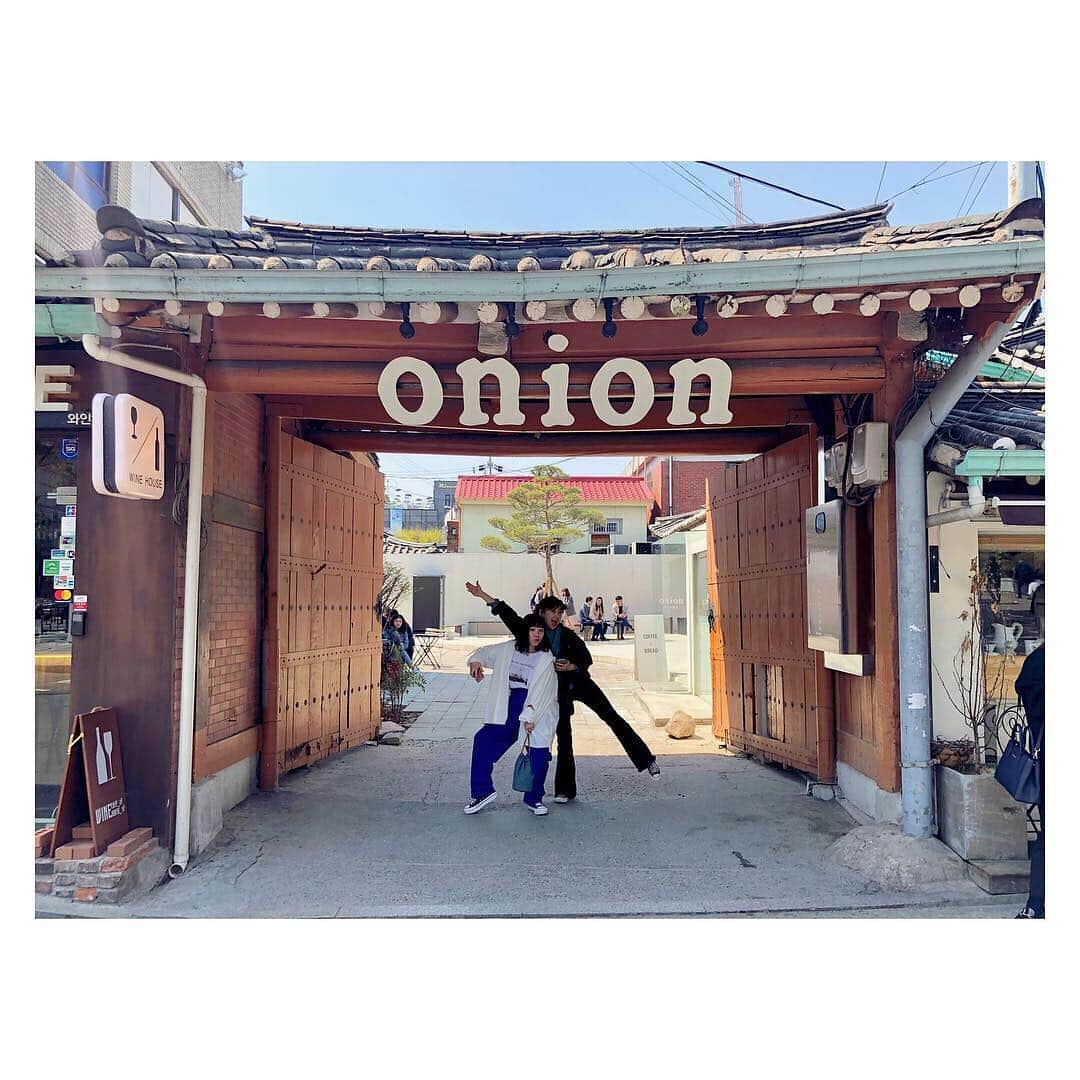 トリイクニコさんのインスタグラム写真 - (トリイクニコInstagram)「今日の朝ごはんは @cafe.onion で☀︎ お天気いーよーー💛 2枚目▶︎▶︎めちゃくちゃ美味しそうなパン . 安国駅3番出口から徒歩1分🚶‍♂️🚶‍♀️ . #カフェオニオン安国店  #ソウルカフェ #韓国旅行  #いつメン旅 #kunikorea #🇰🇷」4月12日 15時03分 - toriicamera