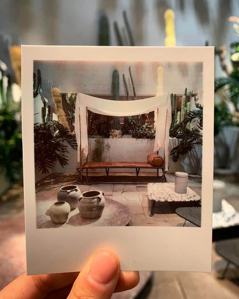 Baxterさんのインスタグラム写真 - (BaxterInstagram)「Film gives back an incomparable atmosphere to reality 🎞 Thanks to @polaroid_italia ✨ #polaroid #polaroiditalia #baxtermadeinitaly #baxter #madeinitaly #leather #italiandesign #interiordesign #design #style #beautiful #news #luxury #handmade #craftmanship #inspiration #tradition #friday #fridays #fridaynight #salonedelmobile #mdw2019 #archiproducts #archilovers #picoftheday #photooftheday #bestoftheday #instadaily #instamood #followus」4月12日 14時58分 - baxtermadeinitaly