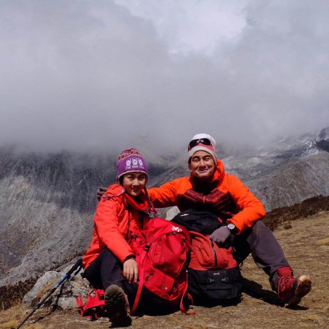 野口健さんのインスタグラム写真 - (野口健Instagram)「昨日から天候が回復。 クムジュン村からパンボチェ村入り。 今日は高所順応のため、アマダプラム峰ベースキャンプへ行きました。そこから更に上がり、4700m付近まで登りました。  今のところ、順調に高度を稼いでいます。 娘殿もエベレスト街道2回目とあって、自分のペースをつかんでいるようです。  #野口健#野口健親子登山#エベレスト街道#野口絵子」4月12日 15時01分 - noguchiken8848