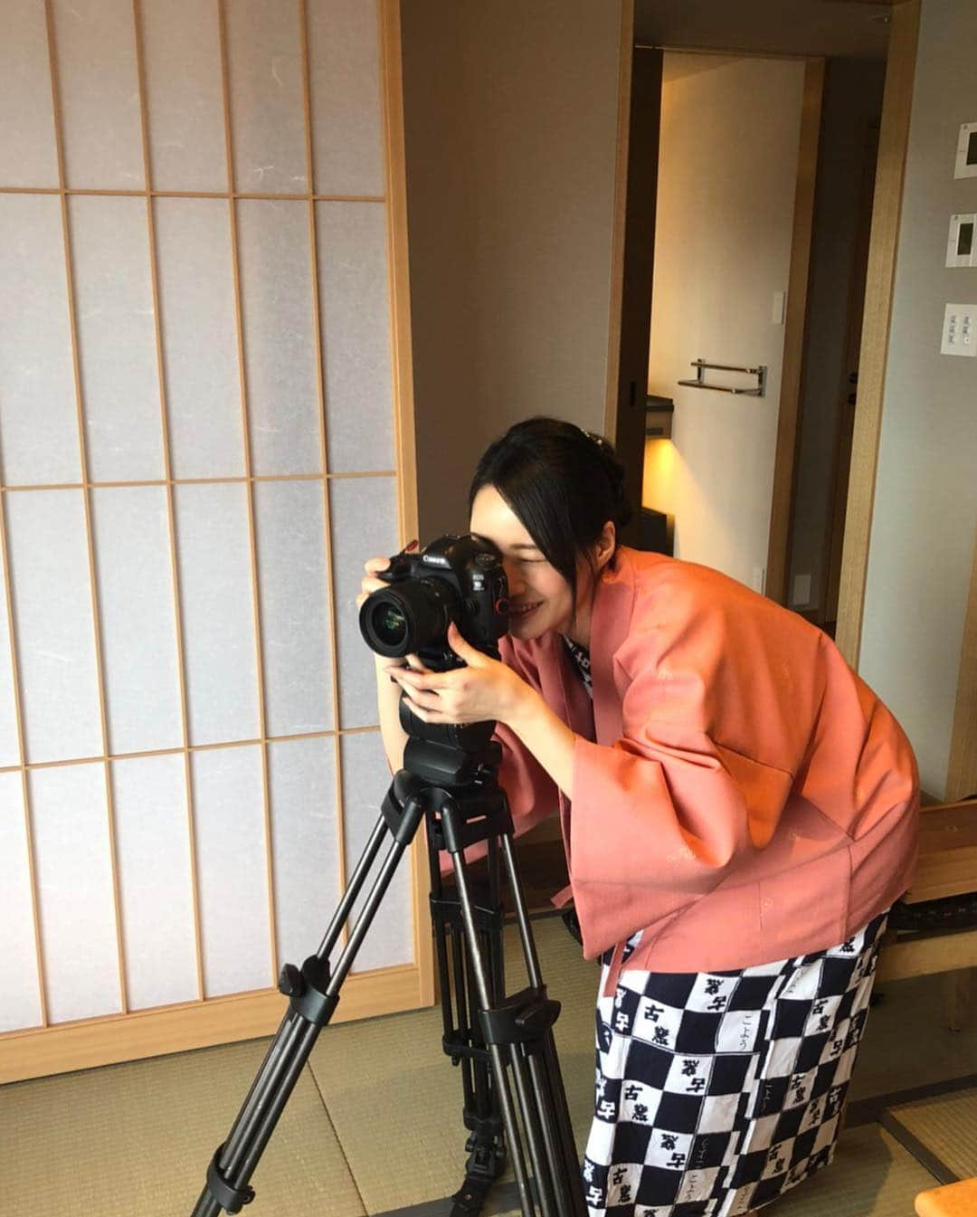 吉山りささんのインスタグラム写真 - (吉山りさInstagram)「『見えない📸あれ？？』 とカメラを見てたら パチリと撮られてました😂  因みに見えなかった理由 ↓↓ 電源オフだったから😂  #カメラ #photographer #camera #撮影 の合間 #浴衣 #浴衣ヘア #アップスタイル #丹前 #可愛い #👘 #オフショット #タッチパネル #すごい #😳 #me #🇯🇵 #モデル #古窯 #旅館 #畳 落ち着く  わたしの #両親 はカメラマンしてた時に出逢い #結婚 しました #canon なので子どもの頃の#写真 がいっぱいあります#📸 わたしは#モデル 歴23年です  仕事が #大好き #💕 #instagood #instalike」4月12日 15時08分 - oreorerisa