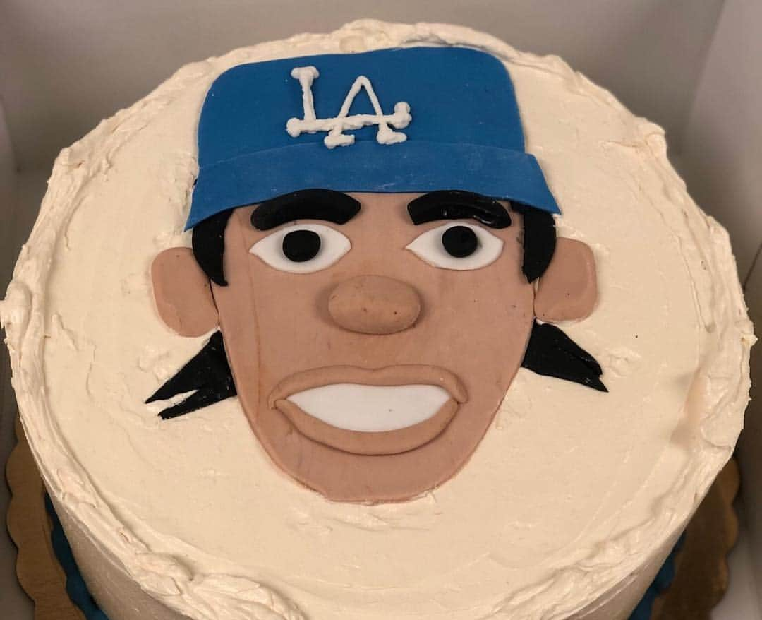 前田健太さんのインスタグラム写真 - (前田健太Instagram)「Today is my 31 st birthday! Hoping for a good year for myself, my family and the Dodgers!! アメリカでは今日、4月11日で 31歳になりました！！ 試合終わりの移動中の飛行機でチームメイトからケーキをもらいました🎂 嬉しい😊 この前30歳になったなと思ったらもう31。笑 1年ってはやいな。 そして平成最後の誕生日。 自分が31歳ってなんか不思議。 お兄さん？おじさん？僕もいい歳になってきました！ みなさんの中では何歳ぐらいのイメージで止まってる？笑 31歳も素晴らしい1年に出来るように頑張ります！ みなさん今年もご声援よろしくお願い致します。 #Thank you #誕生日 #サプライズケーキ #チームメイト #感謝 #自宅で #家族からも #プレゼントもらいました #素晴らしい誕生日 #周りの方に感謝 #ありがとう」4月12日 15時09分 - 18_maeken