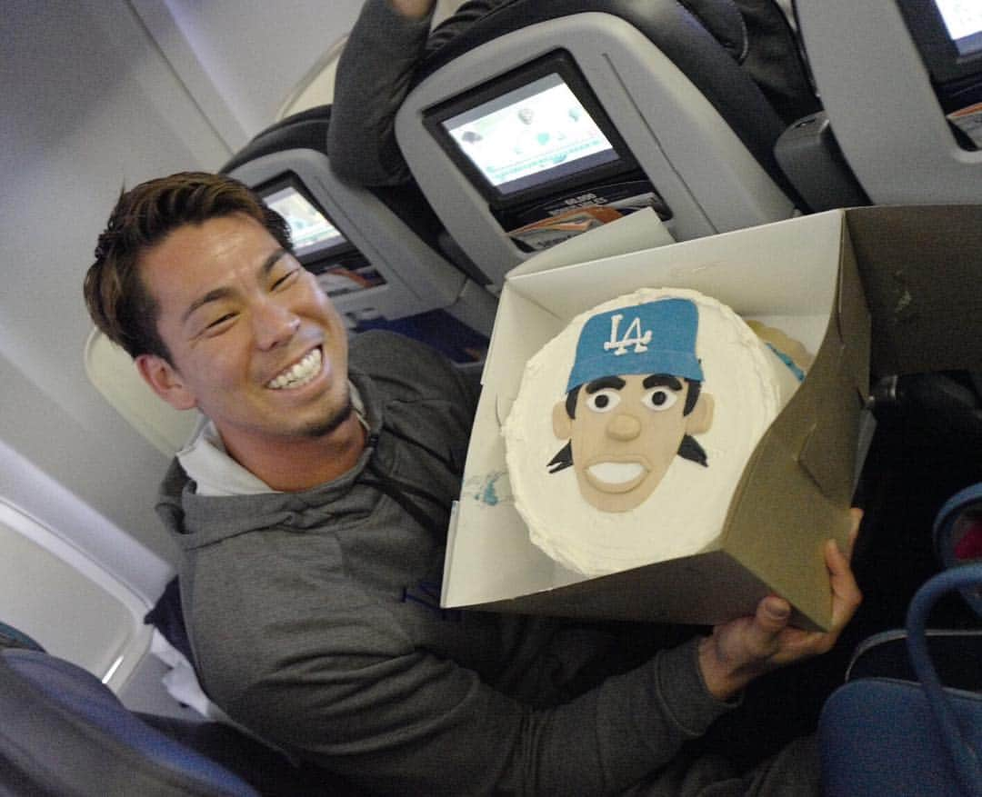 前田健太さんのインスタグラム写真 - (前田健太Instagram)「Today is my 31 st birthday! Hoping for a good year for myself, my family and the Dodgers!! アメリカでは今日、4月11日で 31歳になりました！！ 試合終わりの移動中の飛行機でチームメイトからケーキをもらいました🎂 嬉しい😊 この前30歳になったなと思ったらもう31。笑 1年ってはやいな。 そして平成最後の誕生日。 自分が31歳ってなんか不思議。 お兄さん？おじさん？僕もいい歳になってきました！ みなさんの中では何歳ぐらいのイメージで止まってる？笑 31歳も素晴らしい1年に出来るように頑張ります！ みなさん今年もご声援よろしくお願い致します。 #Thank you #誕生日 #サプライズケーキ #チームメイト #感謝 #自宅で #家族からも #プレゼントもらいました #素晴らしい誕生日 #周りの方に感謝 #ありがとう」4月12日 15時09分 - 18_maeken