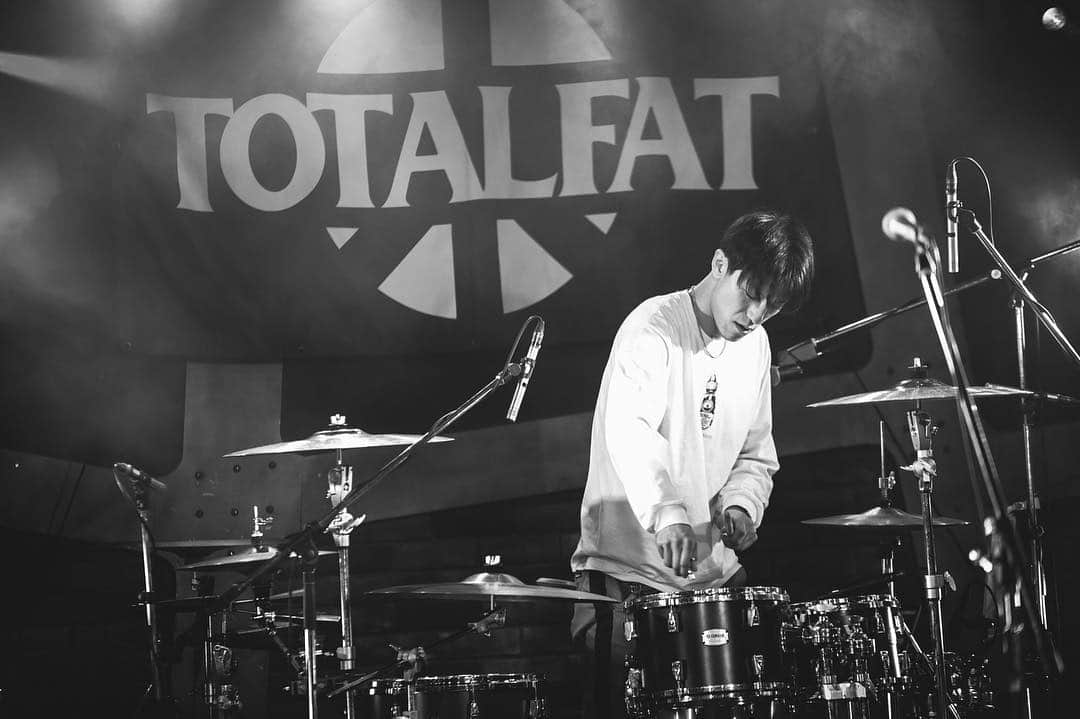 Bunta のインスタグラム：「🥁♨️🥁♨️🥁 Offshot👍 📷: @kawado_photo  #totalfat #19thanniversary #drumforhappy #drums #zildjiancymbals #yamahadrums #sixpackstore」