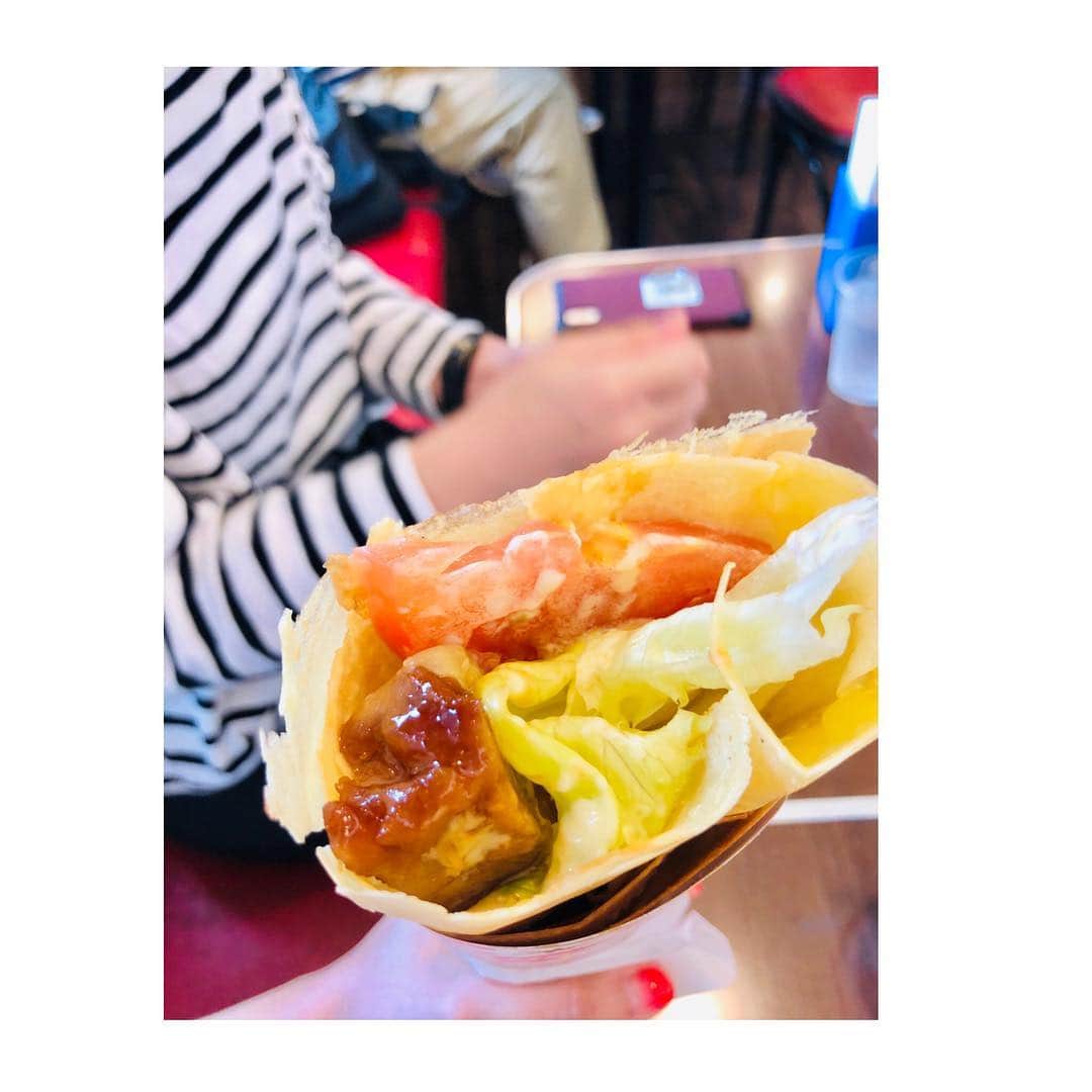 MAIKO さんのインスタグラム写真 - (MAIKO Instagram)「#残したい沖縄 と言えばやっぱブルーシールは欠かせないよねっ🍦 いつも食べる味はピスタチオっ!!! 今回は沖縄っぽく塩ちんすこう🌺うまうまでした🤤 ・ ・ アイス以外にもクレープとかタピオカドリンクもあって種類豊富〜!!! おかずクレープはテリヤキチキン味が好きっっ🐓🥚 ・ ・ ・ #残したい沖縄 #ブルーシール #県外で見つけると興奮するやつ コンビニで買う時は #ポーラーベアー 推し🧸」4月12日 15時14分 - maiko_oops