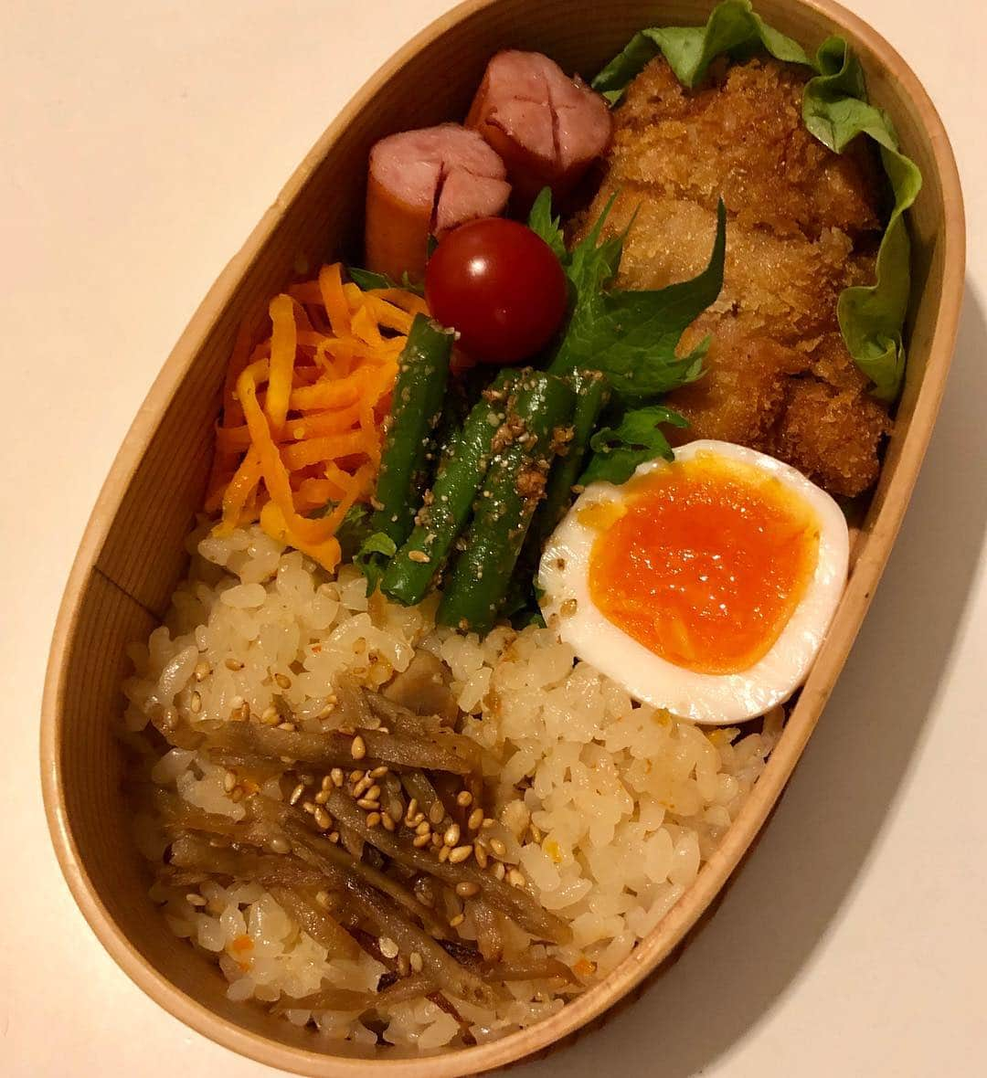 甘糟記子さんのインスタグラム写真 - (甘糟記子Instagram)「昨日のお弁当( ^ω^ )  昨日はチキンカツ！  あとは、インゲンの胡麻和えに、ゆで卵、ウィンナー、トマト、人参ナムル、炊き込みご飯にゴボウの甘辛煮のっけです( ^ω^ )  春休みが終わっていつものペースになってきたけど、まだまだ夜が早く寝れなくて寝不足です（笑）  な〜んて言ってるうちにゴールデンウィークで、またダラダラしてしまいそう（笑）  2枚目は、東京會館のマロンシャンテリー！  大井町阪急の出張店で買ったんだけど、激ウマ！！ ふわっとした生クリームの中にはこれまた軽いマロンペーストが！  いくらでも食べられる感じだよね(๑˃̵ᴗ˂̵) また買いに行かねば！  #東京會館#マロンシャンテリー#甘糟ご飯#ご飯#昼ごはん#ランチ#ランチボックス#弁当#曲げわっぱ#わっぱ弁当 #チキンカツ#lunch#lunchbox#japanese#japan #japanesefood #japanesestyle #bento」4月12日 15時19分 - norihey924