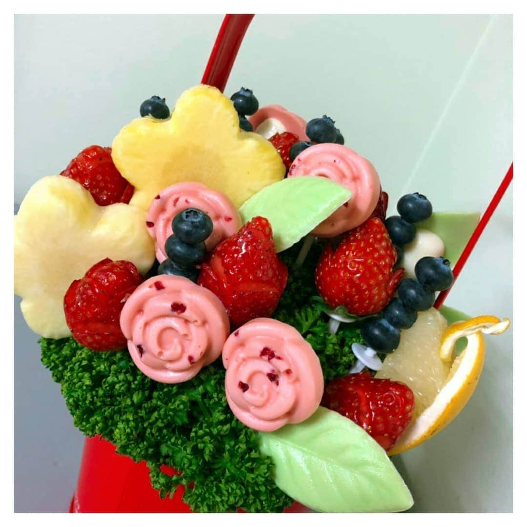 AYASAさんのインスタグラム写真 - (AYASAInstagram)「💐🍓🍍🍫🌹🍂💐 ・ ・ #fruitbouquet  #フルーツブーケ #楽屋に差し入れ  #ありがとうございました 🙇✨」4月12日 15時31分 - ayasa_doya