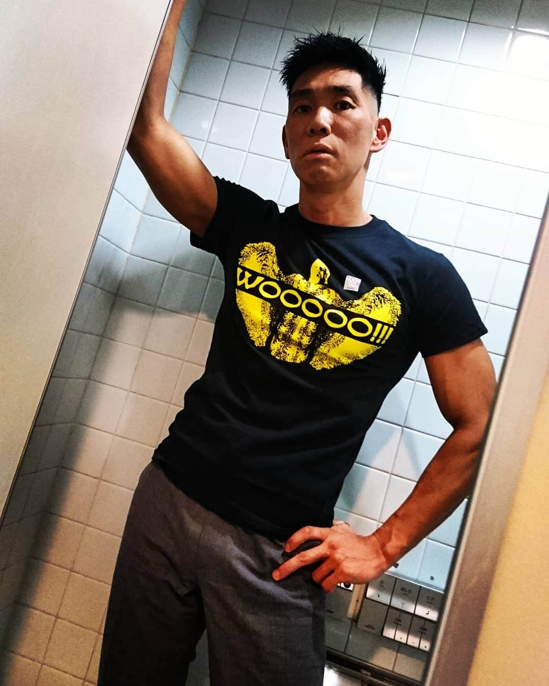 レイザーラモンRGさんのインスタグラム写真 - (レイザーラモンRGInstagram)「レッスルマニアお土産のリック・フレアーTシャツ。Hさんが大学時代～デビュー当時によく着てたピチピチサイズを選びました。よく似合うわ。  #wrestlemania35 #rickflair #rickflairwoo」4月12日 15時39分 - rgrazorramon