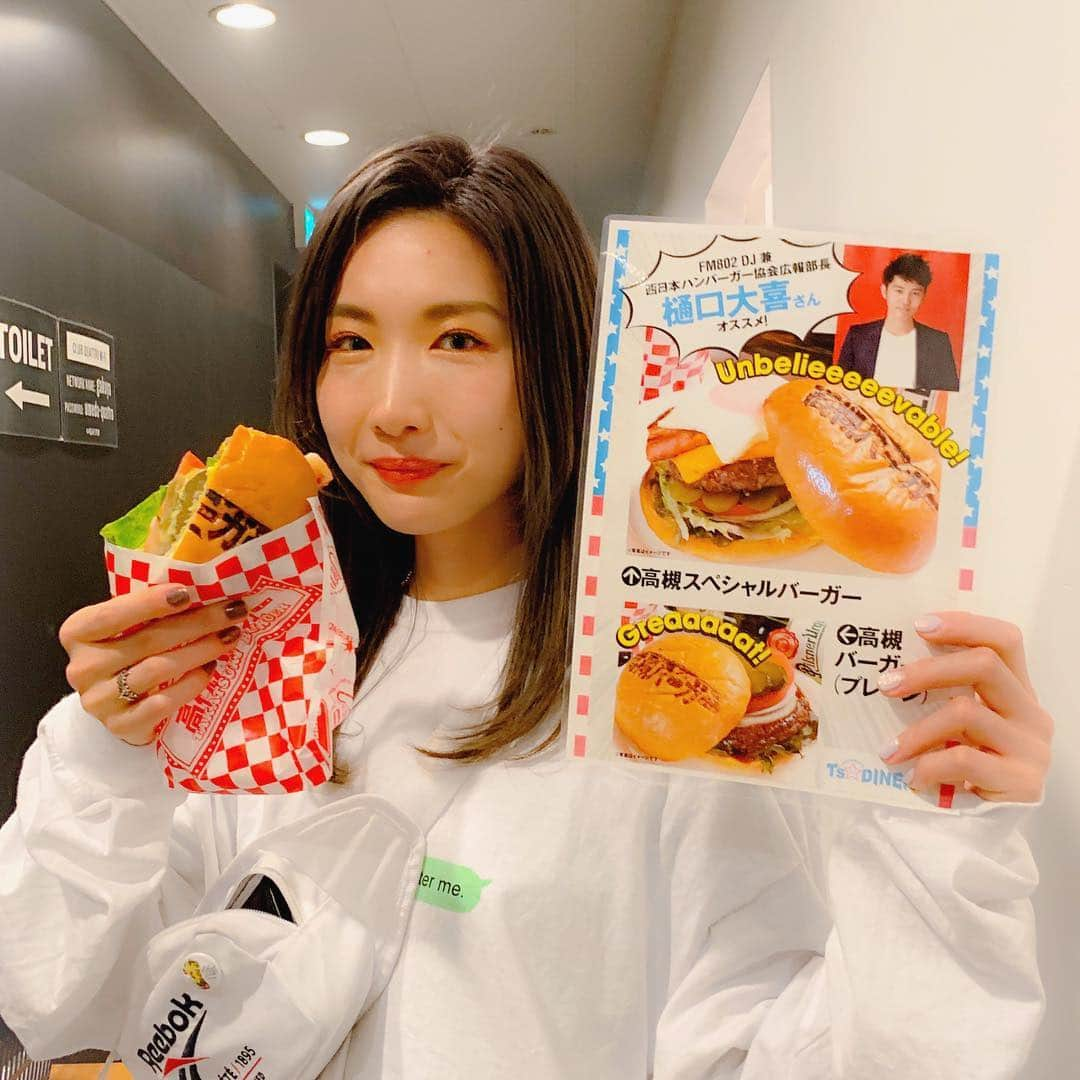 tricotさんのインスタグラム写真 - (tricotInstagram)「FM802の樋口さんに差し入れ頂きました🥺 @ts_star_diner  #高槻バーガー #tricot #fm802 #西日本ハンバーガー協会広報部長」4月12日 15時33分 - tricot_band_jp