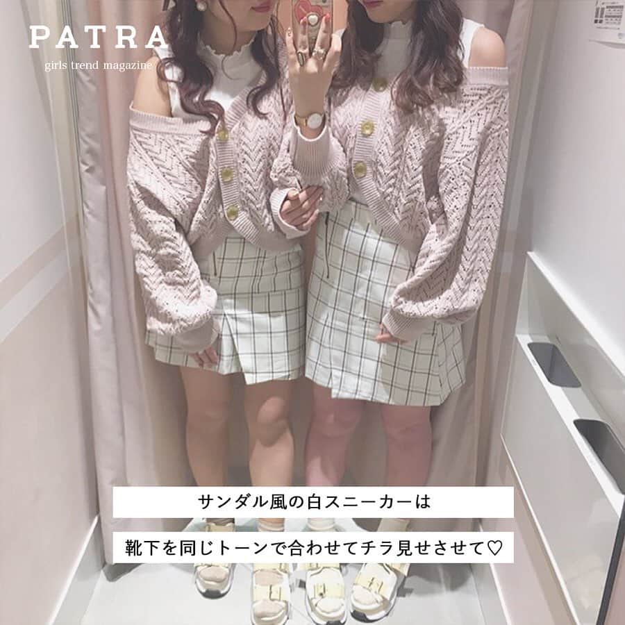 PATRA magazineさんのインスタグラム写真 - (PATRA magazineInstagram)「4/12♡スワイプしてね👉「おすすめ白スニーカーファッション」 . 白スニーカーはカジュアルなスタイルにもガーリーなスタイルにもぴったりだから1つ持っているだけで有能なアイテムだよ！ 春のシューズ選びの参考にしてみてね☺︎ . .  Thank you 🌹 @_chim_0123 / @_kurosara_ @yu09iasa / @miyamais @smk_807 / @ricaco0505 @akari___0302 . . 今女の子の中で流行っているコトやITEMがあればPATRAをタグ付けして教えてね❤︎ 皆さんのすてきな投稿をぜひ紹介させてください！ . . #PATRA #お洒落さんと繋がりたい #おしゃれさんと繋がりたい #足元くら部 #白スニーカー #コンバース #converse #ナイキ #nike #ダッドスニーカー #オニツカタイガー #onitsukatiger #カップルディズニー #ペアルック #ニットレギンス」4月12日 15時34分 - patra__jp
