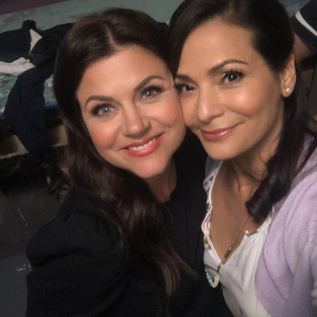 コンスタンス・マリーさんのインスタグラム写真 - (コンスタンス・マリーInstagram)「Such a fun night workin on “Alexa & Katie!! My first sitcom gig since the “George Lopez” show 12 years ago!! It’s been that long since I was in front of an audience whose sole purpose was to laugh & have fun,, AND I LOVED EVERY MINUTE OF IT!👏🏽✨😂🎉 The cast is so talented and sweet! @tiffanithiessen Who we should just call “Ojos” (eyes!) And @theparisberelc & @isabelmay so young and funny!!! Great to watch their chemistry!! The cast is magic! And a great show for kids & tweens!  @emerytkelly @imanbenson #jordonaustonsmith  @joliejenkins @eddieshindig @nathanielpotvin @finn_carr08 @meritleighton @kerrimedders 👏🏽👏🏽👏🏽👏🏽👏🏽👏🏽👏🏽 #AlexaAndKatie #Funny #Netflix #GeorgeLopezShow #ThankfulThursday」4月12日 15時37分 - goconstance