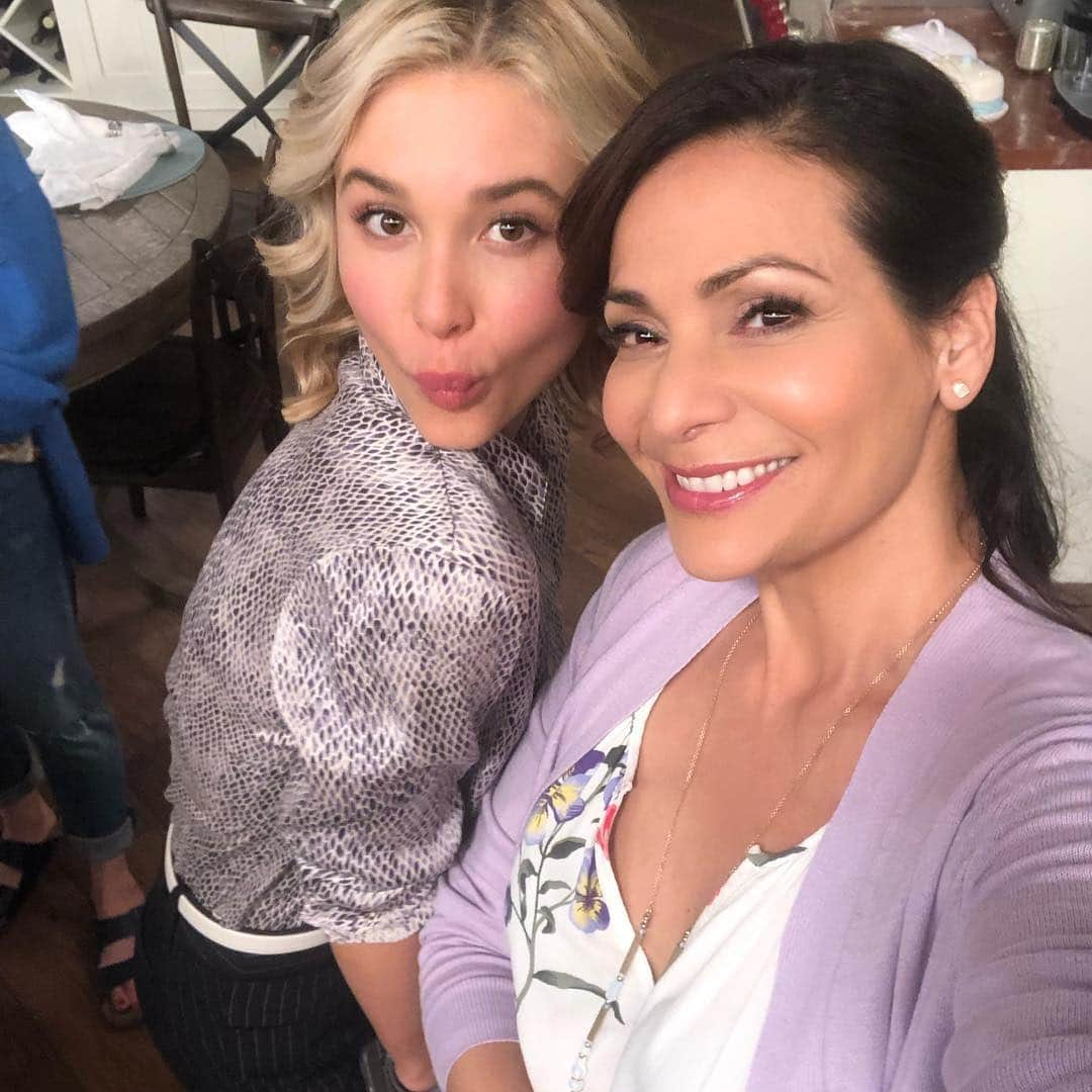 コンスタンス・マリーさんのインスタグラム写真 - (コンスタンス・マリーInstagram)「Such a fun night workin on “Alexa & Katie!! My first sitcom gig since the “George Lopez” show 12 years ago!! It’s been that long since I was in front of an audience whose sole purpose was to laugh & have fun,, AND I LOVED EVERY MINUTE OF IT!👏🏽✨😂🎉 The cast is so talented and sweet! @tiffanithiessen Who we should just call “Ojos” (eyes!) And @theparisberelc & @isabelmay so young and funny!!! Great to watch their chemistry!! The cast is magic! And a great show for kids & tweens!  @emerytkelly @imanbenson #jordonaustonsmith  @joliejenkins @eddieshindig @nathanielpotvin @finn_carr08 @meritleighton @kerrimedders 👏🏽👏🏽👏🏽👏🏽👏🏽👏🏽👏🏽 #AlexaAndKatie #Funny #Netflix #GeorgeLopezShow #ThankfulThursday」4月12日 15時37分 - goconstance