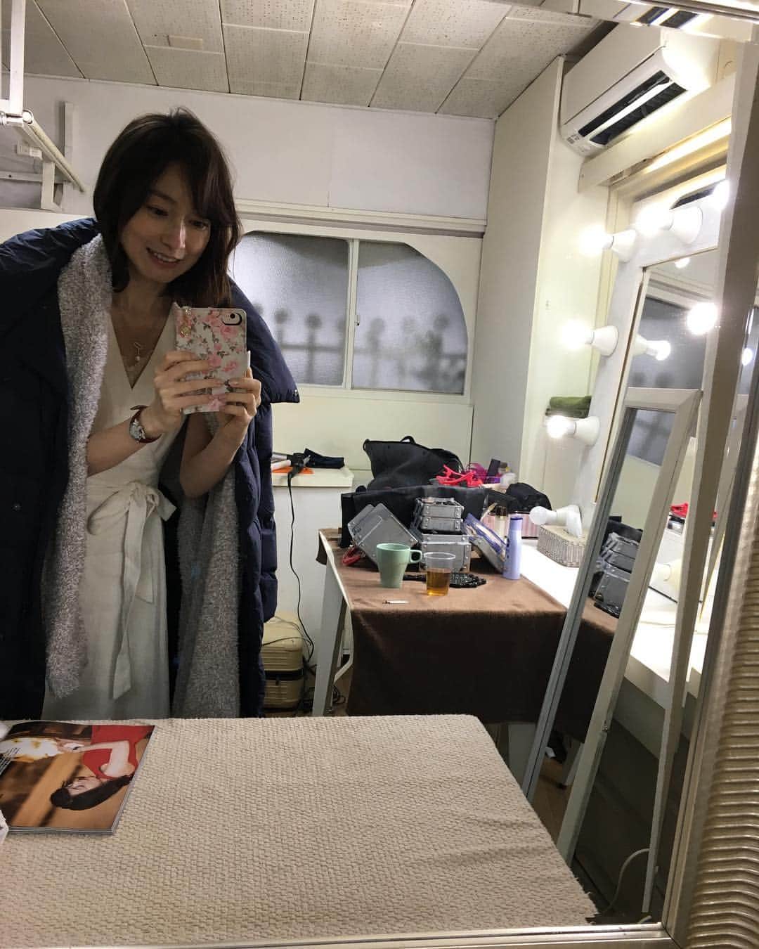小橋めぐみのインスタグラム：「昨日は、ウォッチナビの撮影でした。 肌寒い中、爽やかな初夏！眩しい夏！をイメージして📸 次号は５月２２日発売です📖」