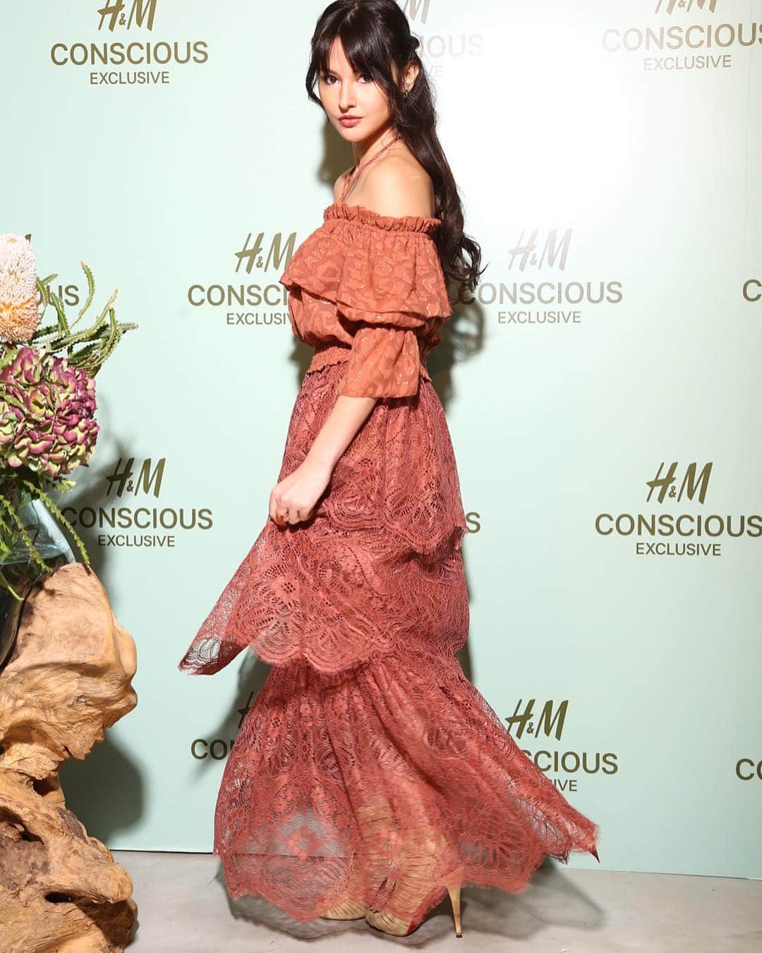 橋本麗香のインスタグラム：「先日の @hm #consciousexclusive にて 再利用可能な素材から出来ている 素敵なお洋服を身に纏えて幸せでした。 ． HMの素敵な取り組みを応援して行きたいです。 ． 環境問題への取り組み 私自身も考えさせられました🌎」
