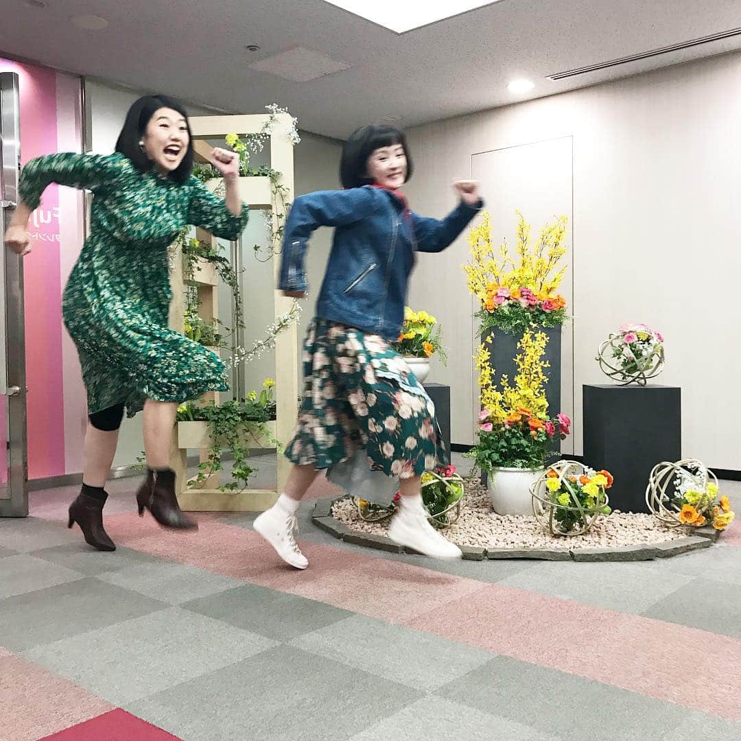横澤夏子さんのインスタグラム写真 - (横澤夏子Instagram)「#千秋さんと走ってるように見える写真を撮ったのよー #千秋さんがいつもやってるやつなのよー #実際は全く走ってないのよー #連写するとすごく楽しそうに見えるのよー #いつも口あけちゃう〜 #うふ！」4月12日 15時45分 - yokosawa_natsuko