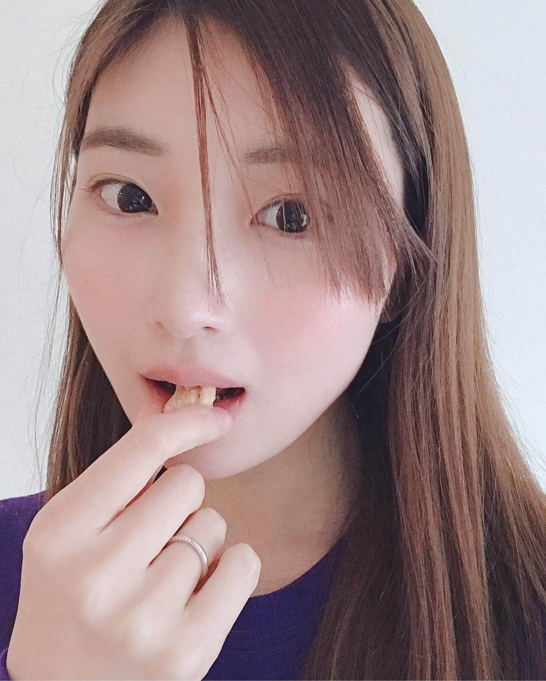 岸野里香さんのインスタグラム写真 - (岸野里香Instagram)「可愛いBOXの中には、 健康志向なおやつが入ってる🍪🍭 妊娠中の方や授乳中、私みたいにダイエット中の方にもオススメで、メープル味のミックスナッツや米粉を使ったクッキーとか種類も沢山あって、自分の好きなものをカスタマイズして定期便で受け取れるよ😳 私のお気に入りのひとつは、米粉を使ったブールドネージュココアかな❤️❤️ これなら罪悪感無く楽しく食べられる😊 息子がおやつの時間にお米のお煎餅とか焼き芋とか食べられるようになったので、私も一緒におやつの時間を楽しんでます👶🏻 どれもこれもほんとにめっちゃ美味しいよ〜🥺🥰 最後のムービーに息子の元気な声が入ってるよ〜😂 #スナックミー #リアルフード #男の子ママ  @snaq.me」4月12日 15時46分 - rikakishino_official