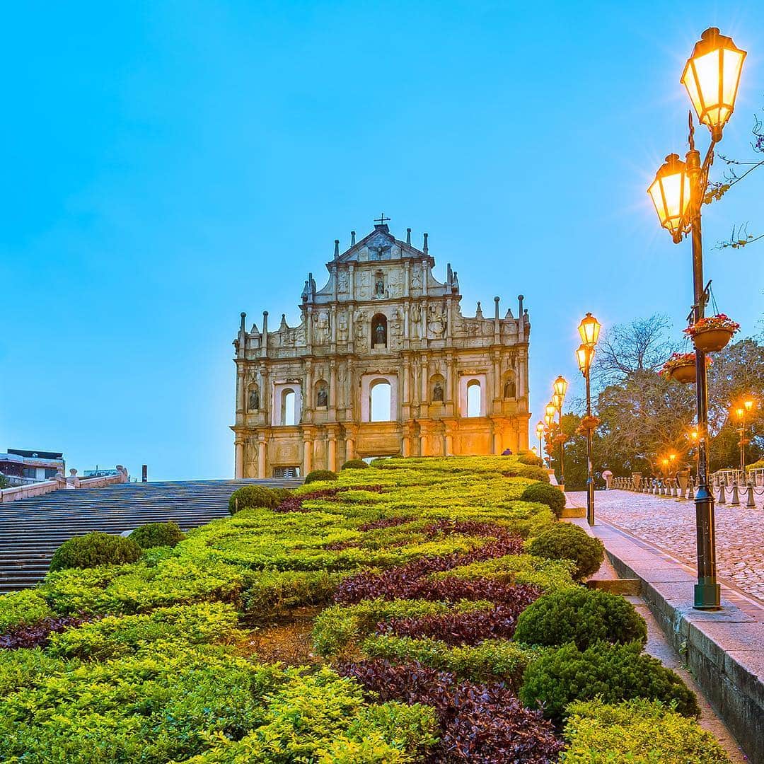 DFS & T Galleriaさんのインスタグラム写真 - (DFS & T GalleriaInstagram)「Visit Macau – the popular getaway that has something for everyone, whether it be discovering Portuguese history at the Ruins of St. Paul’s or trying your luck at the casinos. Don’t forget to treat yourself with a shopping spree T Galleria by DFS, the one-stop shop located in some of the most glamorous spots in town .  #ShopDutyFree #TGalleria // 歡迎前往旅遊之都──澳門，讓大三巴帶你穿越時空，了解這個深受遊客歡迎的東方賭城獨特的文化面貌，感受葡國歷史的魅力。身處澳門時不妨前往澳門 #T廣場，享受一站式的購物體驗。  #免稅購物」4月12日 15時56分 - dfsofficial