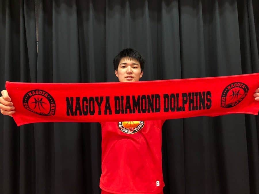 名古屋ダイヤモンドドルフィンズ Nagoya Diamondさんのインスタグラム写真 - (名古屋ダイヤモンドドルフィンズ Nagoya DiamondInstagram)「＼グッズ情報／﻿ ﻿ #ドルフィンズ グッズがスポーツデポで購入できます🏀✨﻿ ﻿ #スポーツデポ 山王店、みなと稲永店、砂田橋店、有松店、名西店、名古屋南店、小牧店、一宮店、蟹江店、西尾店、東浦店、豊川店💎🐬﻿ ﻿ グッズを手に入れてホーム最終節は会場を#アカニソメロ ‼️﻿ ﻿ #DORED #Bリーグ #ダイヤモンドルージュ #張本天傑 #小林遥太 #中東泰斗 #ジャスティンバーレル #安藤周人」4月12日 15時53分 - nagoyadolphins