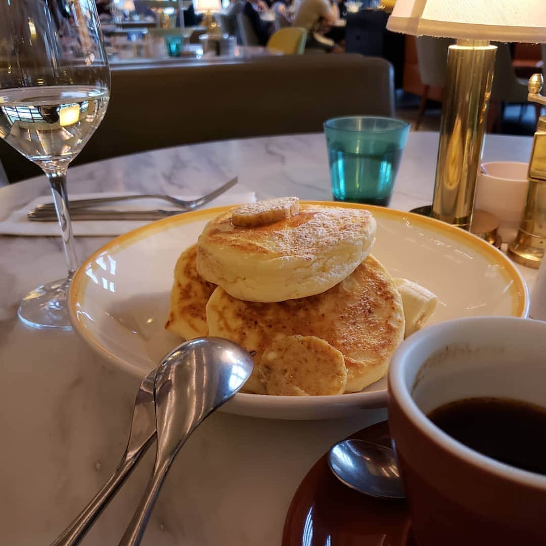 梅田陽子さんのインスタグラム写真 - (梅田陽子Instagram)「パンケーキ🥞美味しい😀  #パンケーキ#パンケーキ🥞#リコッタパンケーキ #ホットケーキ#pancakes #bills銀座 #bills#銀座#ginza#tokyo#japan  #母と#もう10日以上お酒飲んでいない#コーヒー#食べられるありがたさ#美味しい#yummy #foodie #foodstagram#日常の幸せ」4月12日 15時53分 - yokoumeda