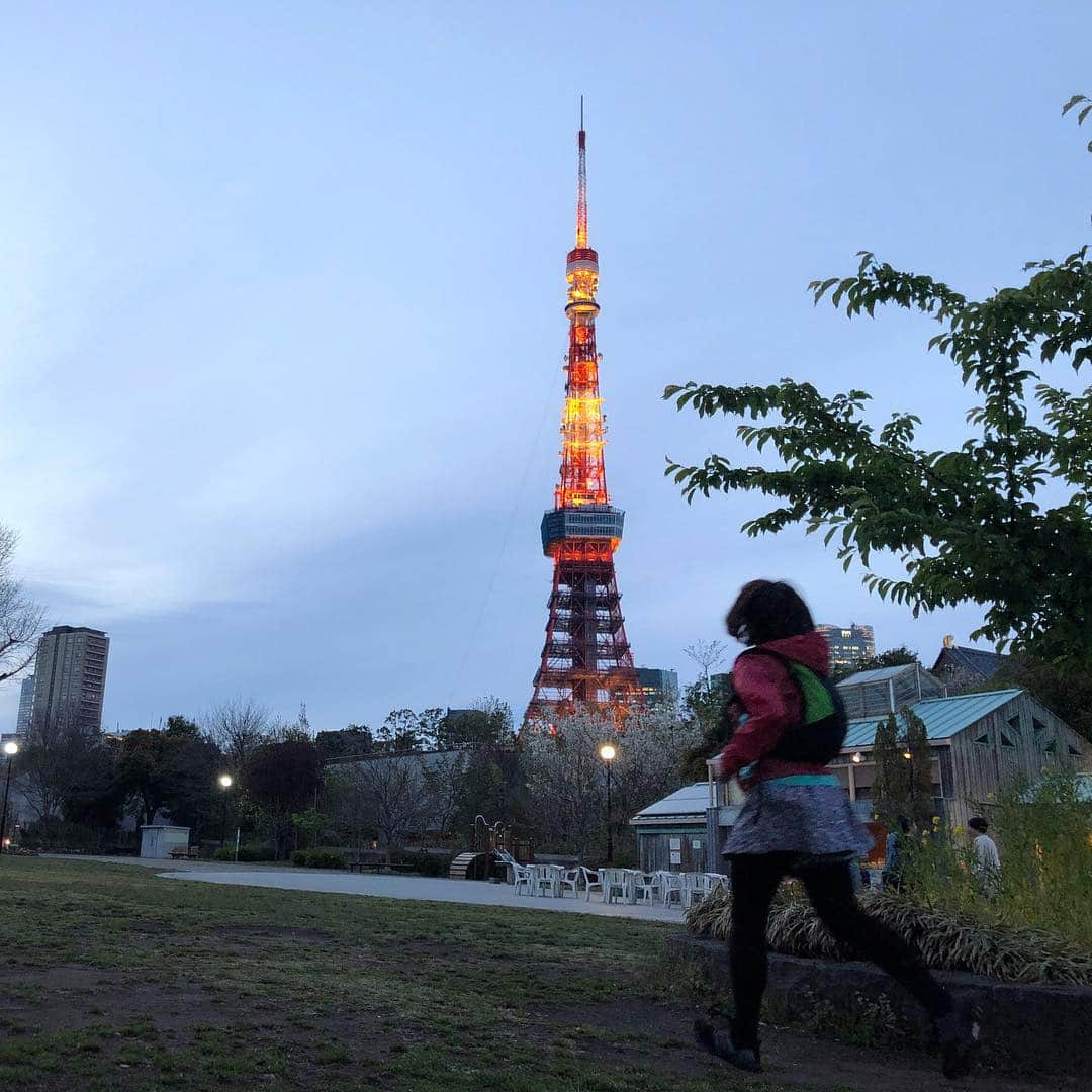 run+さんのインスタグラム写真 - (run+Instagram)「18時 #帰宅ラン こんなに明るい ソメイヨシノの次は #八重桜 が見頃に。 謎の行列  #東京タワー」4月12日 16時04分 - runplus