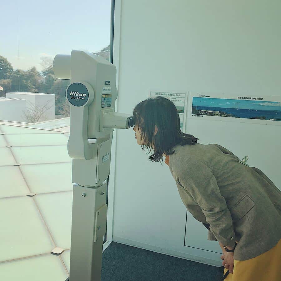 MOREさんのインスタグラム写真 - (MOREInstagram)「先日、横須賀にある絶景で有名な「横須賀美術館」で撮影中… 友菜ちゃんが何かを発見。望遠鏡で覗いた先に「船が見えるー！」とはしゃぐ可愛さにスタッフ一同メロメロでこざいやした🤤💘 友菜ちゃんが興奮するのも納得。覗いた先はこんな景色が広がっているんです！(3枚目〜) 素敵なレストランなども併設されていて、映えスポットの宝庫✨ 明日のお休み、どこに行こうかなとお悩みの方にもオススメです^_^ #moremagjp#MORE#撮影#オフショット#鈴木友菜#横須賀#横須賀美術館 #model #お出かけ #ゴールデンウィーク」4月12日 16時04分 - moremagjp