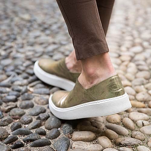 エンリーベグリンのインスタグラム：「Never look back. You’re not going in that direction. #henrybeguelin#milandesignweek#shoes#streetwear#total_details#slipon#handmade#」