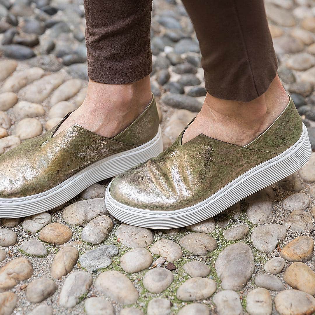 エンリーベグリンさんのインスタグラム写真 - (エンリーベグリンInstagram)「Never look back. You’re not going in that direction. #henrybeguelin#milandesignweek#shoes#streetwear#total_details#slipon#handmade#」4月12日 16時12分 - henrybeguelin_official