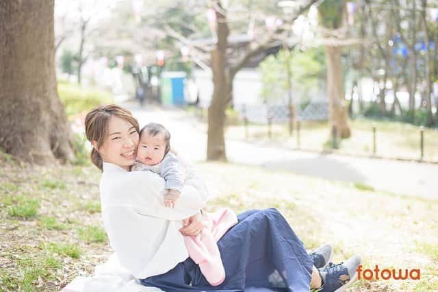otowa (フォトワ)さんのインスタグラム写真 - (otowa (フォトワ)Instagram)「.﻿ ﻿ お宮参りから、100日記念、ハーフバースデーなど...お気に入りのフォトグラファーさんに、大切な日のリピート撮影を依頼してくださる方も増えています💕﻿ ﻿ .................................﻿ ﻿ 🌸レビュー紹介🌸﻿ ﻿ お宮参りに続き2回目の利用でした！ ﻿ 娘の100日記念の撮影をお願いしたのですが、桜の時期と重なりすごい人混みの公園でしたが、スポットを選んで素敵に撮影してくださいました^ ^ ﻿ くぼたさんの優しい雰囲気のお写真がとってもお気に入りです〜♡ ﻿ またよろしくお願いします♡♡﻿ ﻿ （2019/03撮影：ゆずママ様）﻿ ﻿ .................................﻿ Photo by ＊くぼたさよ＊（https://fotowa.com/photographers/kubosayophoto/reviews/8346）﻿ ﻿ #fotowa #出張撮影﻿ ﻿ #出張カメラマン #家族写真 #ファミリーフォト﻿ #キッズコーデ #写真好きな人と繋がりたい #新米ママ﻿ #親バカ部 #赤ちゃん #おやばか部 #赤ちゃんのいる暮らし﻿ #暮らし #コドモダカラ #親子 #キズナ #子育て﻿ #赤ちゃんのいる生活 #育児 #子育てぐらむ﻿ #100日祝い #百日祝い #100日祝い写真 #百日祝いフォト #100日記念」4月12日 16時18分 - fotowa.jp