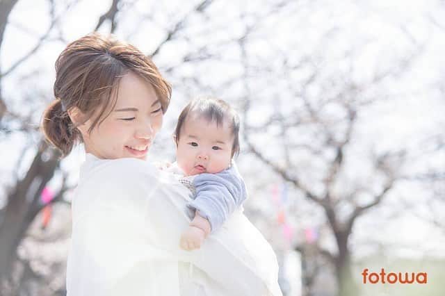 otowa (フォトワ)さんのインスタグラム写真 - (otowa (フォトワ)Instagram)「.﻿ ﻿ お宮参りから、100日記念、ハーフバースデーなど...お気に入りのフォトグラファーさんに、大切な日のリピート撮影を依頼してくださる方も増えています💕﻿ ﻿ .................................﻿ ﻿ 🌸レビュー紹介🌸﻿ ﻿ お宮参りに続き2回目の利用でした！ ﻿ 娘の100日記念の撮影をお願いしたのですが、桜の時期と重なりすごい人混みの公園でしたが、スポットを選んで素敵に撮影してくださいました^ ^ ﻿ くぼたさんの優しい雰囲気のお写真がとってもお気に入りです〜♡ ﻿ またよろしくお願いします♡♡﻿ ﻿ （2019/03撮影：ゆずママ様）﻿ ﻿ .................................﻿ Photo by ＊くぼたさよ＊（https://fotowa.com/photographers/kubosayophoto/reviews/8346）﻿ ﻿ #fotowa #出張撮影﻿ ﻿ #出張カメラマン #家族写真 #ファミリーフォト﻿ #キッズコーデ #写真好きな人と繋がりたい #新米ママ﻿ #親バカ部 #赤ちゃん #おやばか部 #赤ちゃんのいる暮らし﻿ #暮らし #コドモダカラ #親子 #キズナ #子育て﻿ #赤ちゃんのいる生活 #育児 #子育てぐらむ﻿ #100日祝い #百日祝い #100日祝い写真 #百日祝いフォト #100日記念」4月12日 16時18分 - fotowa.jp